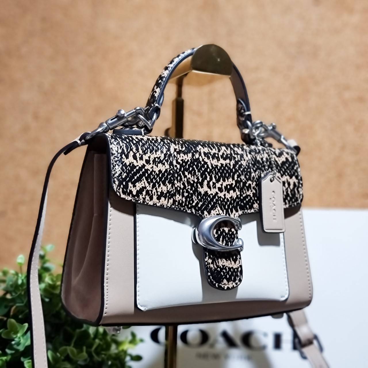 OUTLET 】COACH TABBY TOP HANDLE 20 LEATHER BAG หรูหรามากๆค่ะ สินค้าแนะนำ!! กระเป๋าถือ//สะพายข้างได้ วัสดุหนังแท้อย่างดี หนึ่งใบทำหนัง2แบบได้อย่างลงตัว สวยงาม มีอะไหล่ตัวC ใหญ่ด้านหน้าโดดเด่นหรูมากๆค่ะ 🔺เปิดปิดแบบกดล็อค ภายในมี2ช่องสำหรับใส่ของ สามา