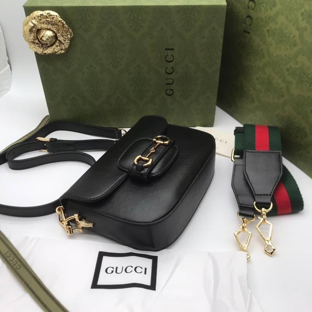 VIP GIFT 】หนังแท้ GUCCI Gucci Horsebit 1955 mini bag ที่สุดของรุ่นที่ฮอตหนักมาก คอลเลคชั่นที่ยอดขายดีตั้งแต่วันแรกที่ลง shop ด้วยรูปทรงที่กะทัดรัด ตอบโจทย์ได้ทุกลุค ทุกไลฟ์สไตล์ ใช้งานได้ง่ายคล่องตัว เรียกได้ว่าใครไม่มีได้ยังไง สวยขนาดนี้!!