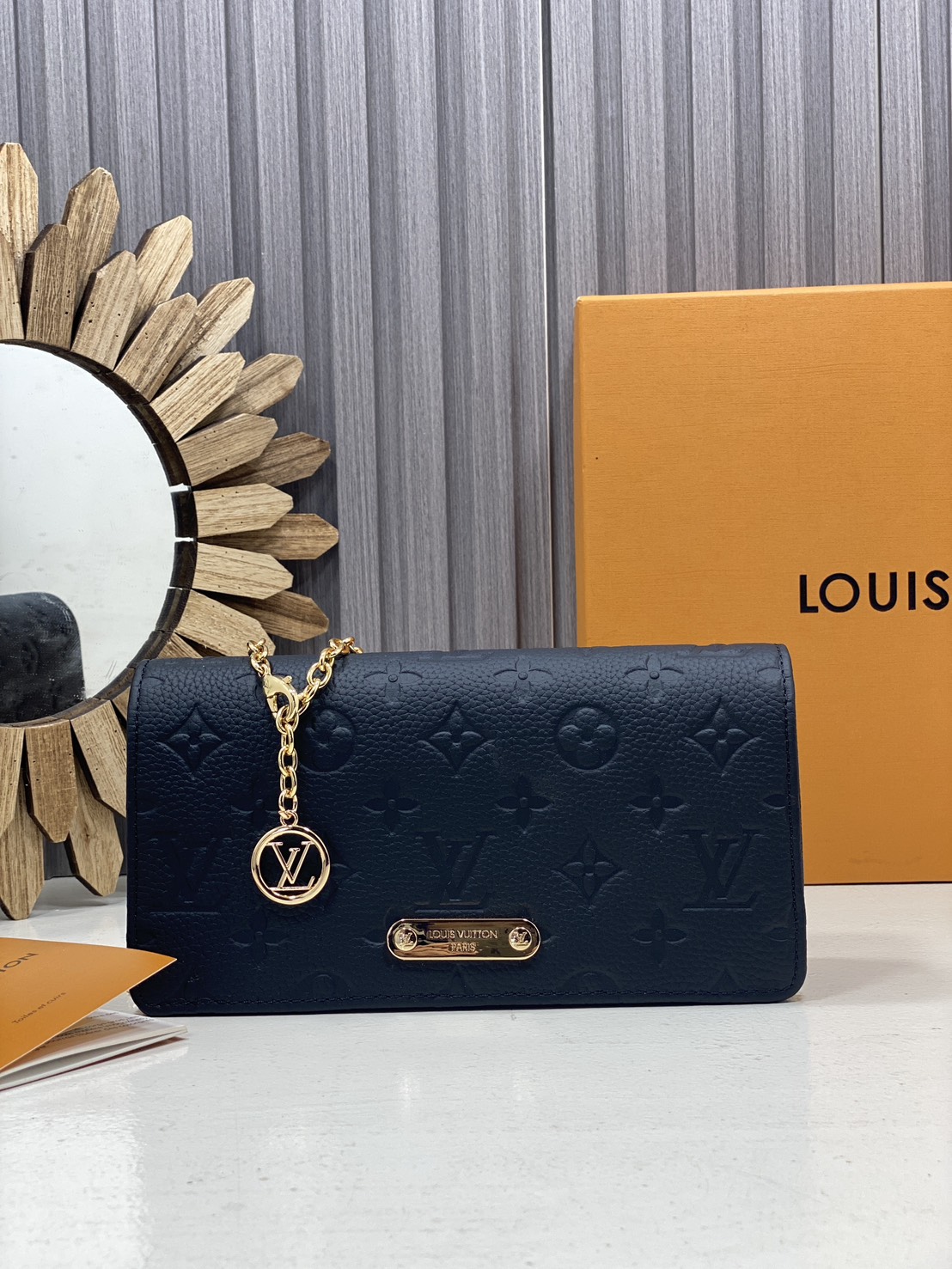 TOP ORI หนังแท้ | LV Wallet On Chain Lily Bag soft grained Monogram Empreinte leather กระเป๋าสะพายทรงคลัชถือเป็นกระเป๋าสตางค์ สายสะพายโซ่ทองหรูหราถอดได้ หนังแท้ลายเกรนเนื้อนุ่ม ทรงสี่เหลี่ยมทันสมัยเข้ากับลุคเรโทรเรียบหรู