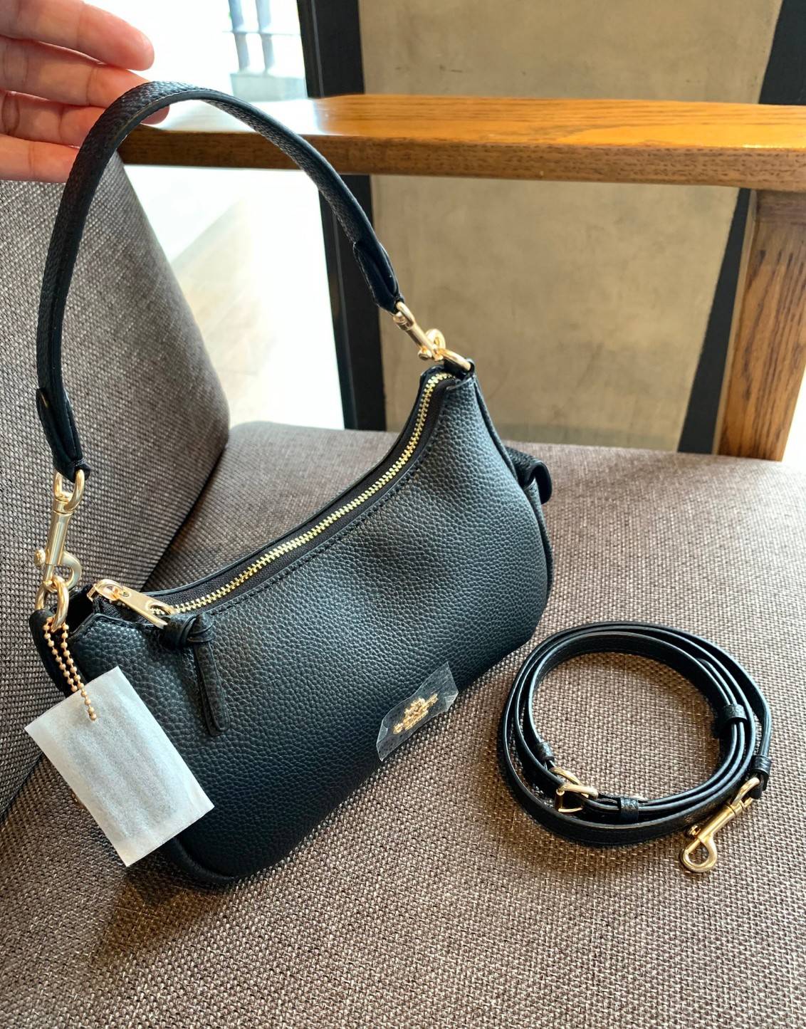 น้องออกใหม่ล่าสุดสวย หักใจไม่ลงเลยค่าา😘 COACH PENNIE SHOULDER BAG ((C7222)) พร้อมส่ง สีใหม่ล่าสุด ยังไม่มีในช๊อปไทยค่าา กระเป๋าหิ้ว//สะพายข้างได้ สุดคุ้ม! หนังแท้ชั้นดี ลายหนังสวย นิ่มมือดีมากๆค่ะ ปากกระเป๋าแบบซิปมีหนังห้อยเพิ่มความเก๋ ภายในกระเป๋