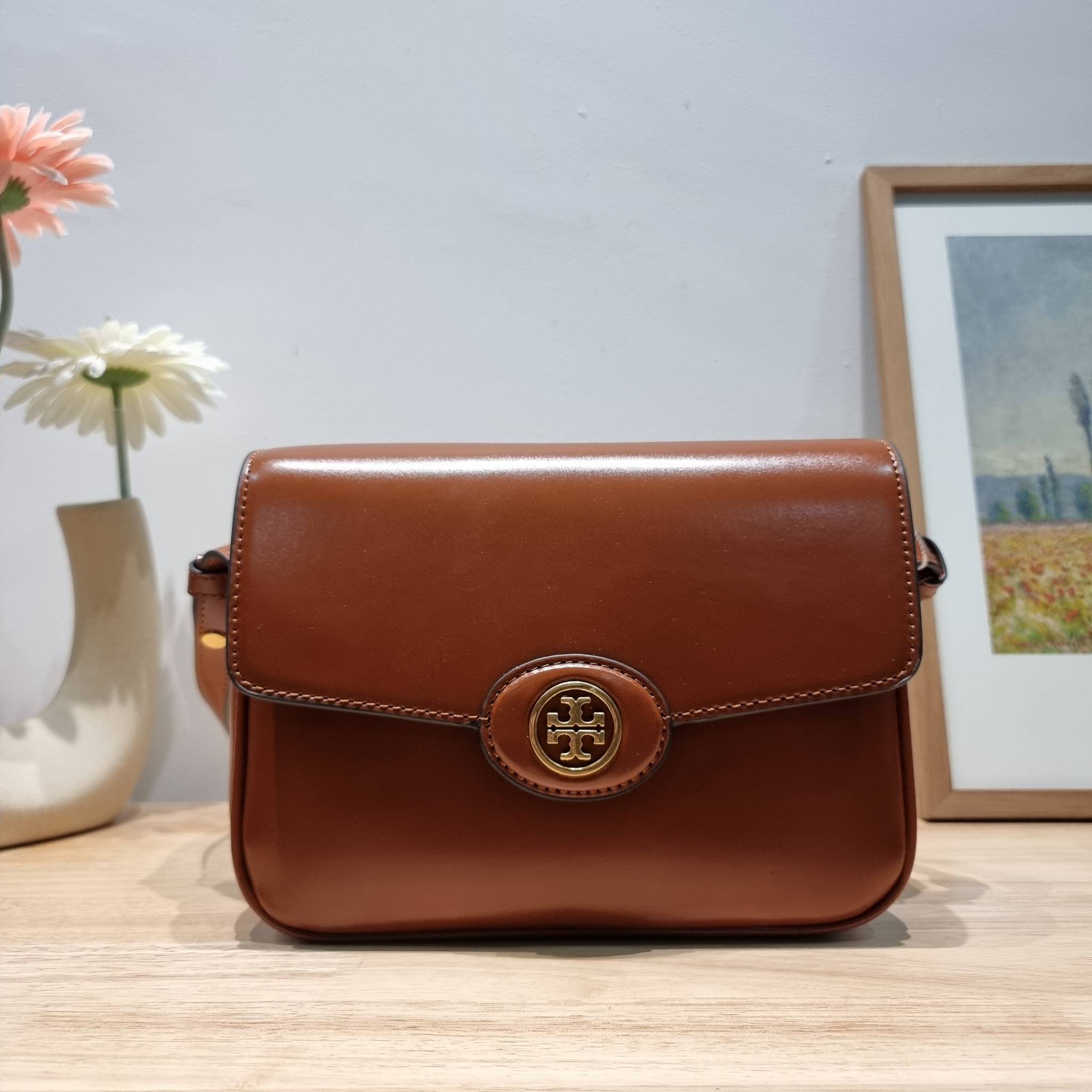 TORY BURCH ROBINSON SPAZZOLATO CONVERTIBLE SHOULDER BAG คอลเลคชั่นใหม่ สวยก่อนใคร ในราคาสุดคุ้ม! กับกระเป๋าสะพายไหล่ ดีไซน์สุดหรู หนังแก้วเงาสวยคม สีผู้ดี รูปทรงใช้งานได้ทุกลุค