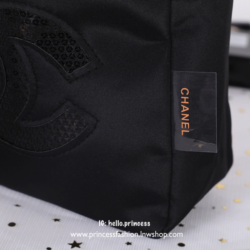Chanel VIP Gift Nylon crossbody Bag กระเป๋าสะพาย VIP Gif จากแบรนด์ chanel ทรงสวย วัสดุผ้าไนล่อน คุณภาพดี น้ำหนักเบา อะไหล่ทอง ด้านหน้าเย็บโลโก้ CC ปักเลื่อมสวยหรูตามแบบฉบับแบรนด์ ขนาดกำลังน่ารัก ซับในพิมพ์ลายโลโก้แบรนด์สวยๆ รุ่นนี้มาพร้อมสายสะพายยาว ถอดได