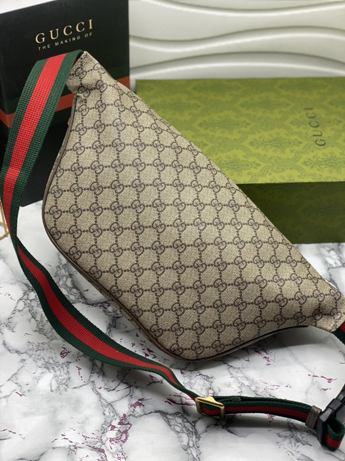 หนังแท้ GUCCI UFO Belt Bag / GG Belt Bag / GG Supreme Belt Bag ไอเท็มที่หนุ่มๆเรียกร้อง กระเป๋าคาดอก/คาดเอว สายสะพายปรับได้ สายสปอร์ต สายแคมป์ปิ้ง หรือจะสายไหน ใบนี้ตอบโจทย์ทุกลุค ง่ายๆเท่ๆ สุดคุ้ม!! ภาพสินค้าถ่ายจากงานขายจริง ใช้งานต่างประเทศได้ค่ะ