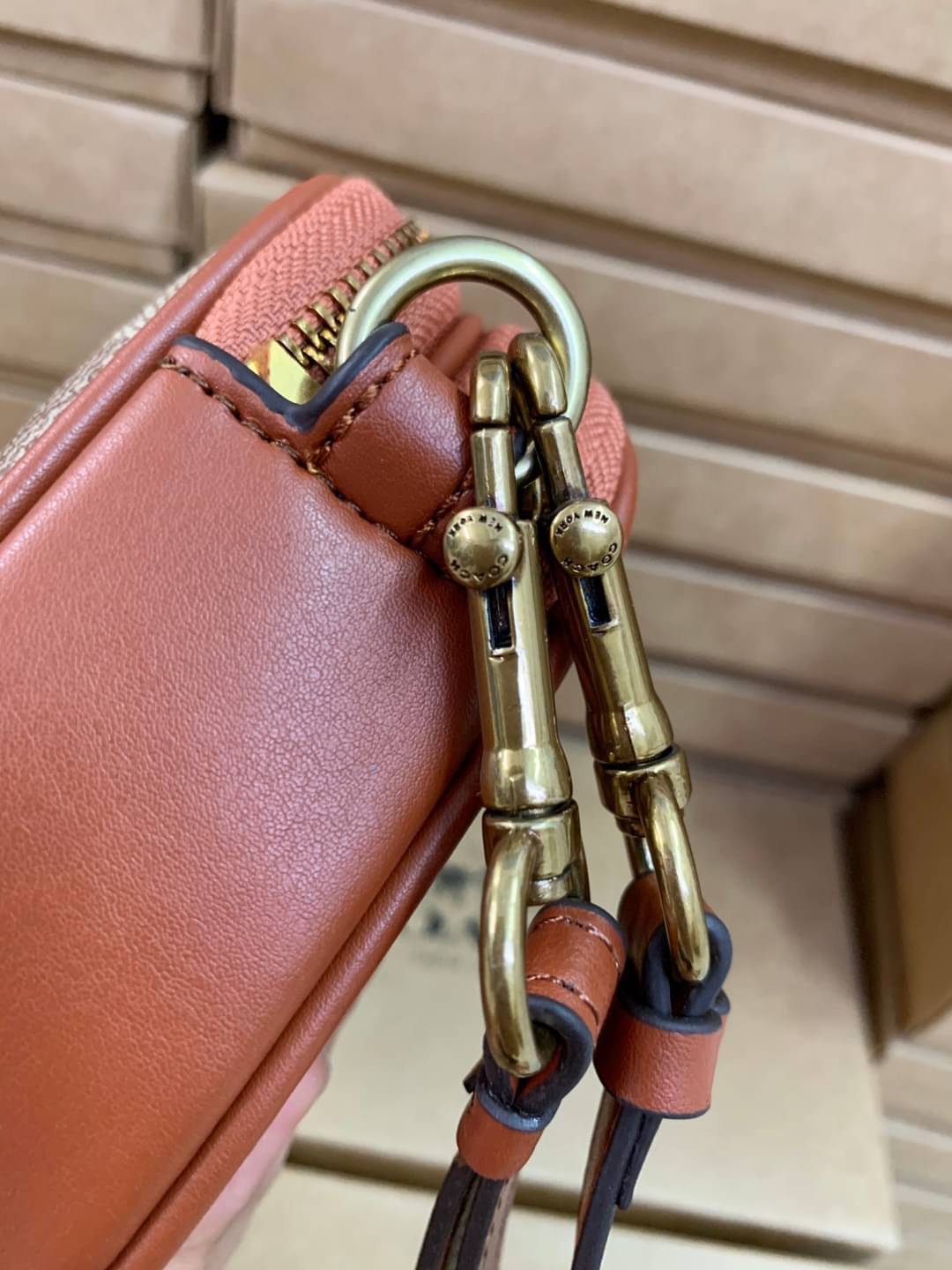 COACH CROSSBODY CLUTCH IN SIGNATURE BAG 💋รุ่นฮิต+สีหายากค่ะ!! กระเป๋าสะพาย+คล้องมือได้ วัสดุหนังแท้ผสมpvcค่ะ มีช่องซิปคู่ ภายในช่องใส่มือถือได้ทุกรุ่น;กระเป๋าเงินใบสั้นได้ ใส่ของจำเป็นสาวๆได้ครบค่ะ มีช่องเสียบบัตร2ช่อง และช่องโล่งให้ใส่ของจุกจิกค่