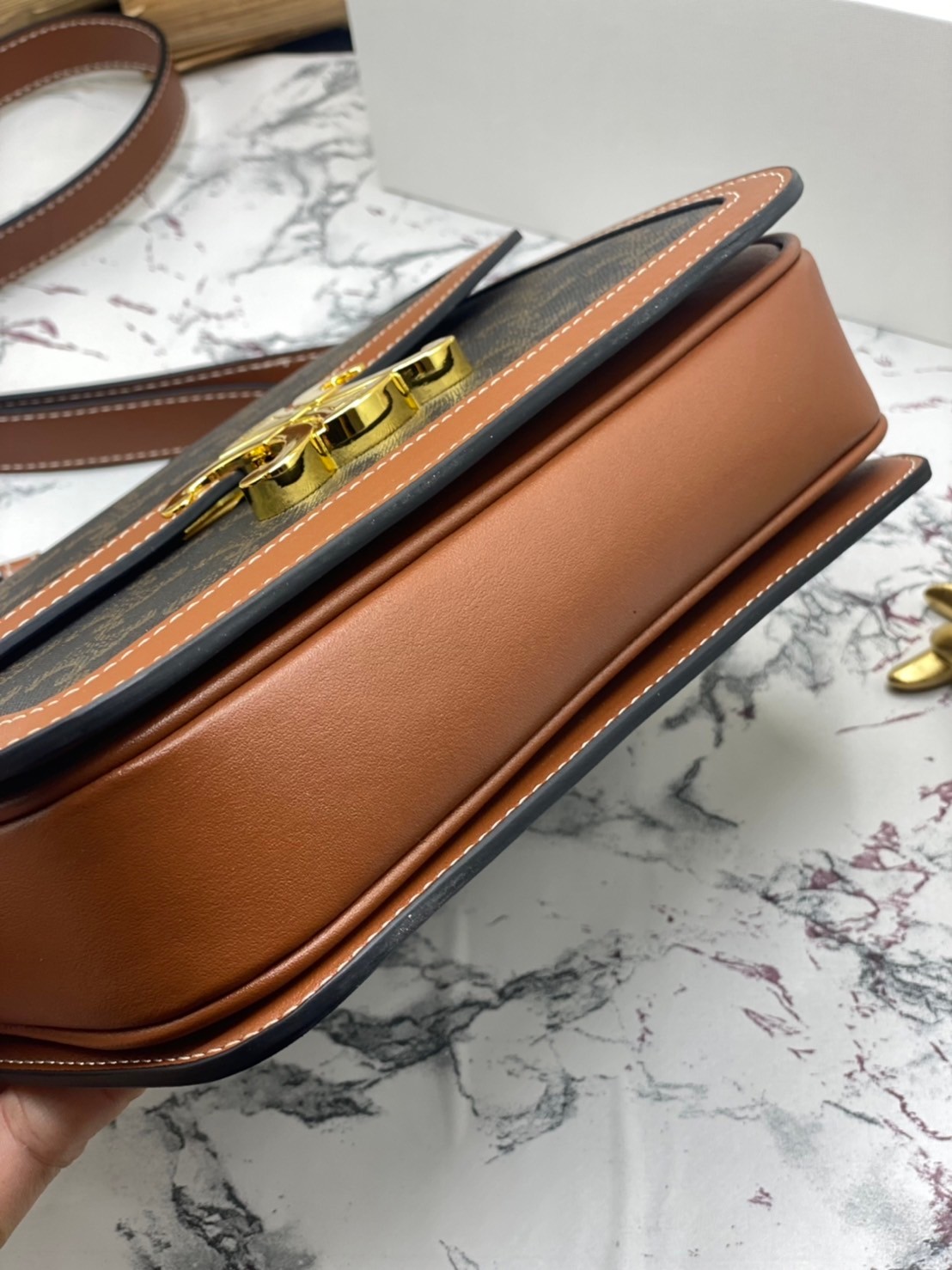 หนังแท้ CELINE MEDIUM TRIOMPHE BAG IN TRIOMPHE CANVAS AND CALFSKIN / CELINE TEEN สาวๆที่กำลังมองหากระเป๋าน่ารักเอาไว้ใช้ในวันสบาย ๆ แต่ไม่รู้เลือกกระเป๋า Celine รุ่นไหนดี แนะนำรุ่นนี้เลยคะ เป็นกระเป๋าสะพายข้างขนาดกำลังดี สวยแบบคลาสสิก หรูหราด้วยแคนวาสเคลื