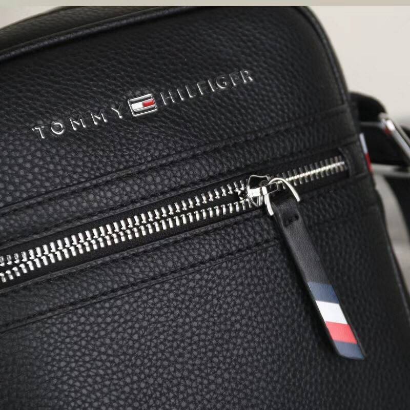ของแท้ 💯% TOMMY HILFIGER Essential Mini Reporter กระเป๋าสะพายผู้ชายทรงคลาสสิก ขนาดกำลังดีน้ำหนักเบา หนังสวยทรงดีด้านหน้าประดับโลโก้แบรนด์