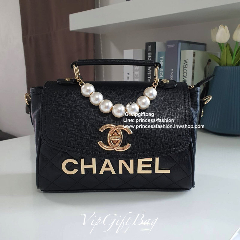 CHANEL VIP GIFT SHOULDER BAG รุ่น LIMITED จากงาน VIP GIFT(GWP) **มันดียยยย์มากแม่ ของแท้100% วัสดุหนังคาเวียร์เต็มใบ ด้านหน้าประดับโลโก้ทองสุดหรู ประดับสายร้อยลูกปัด CHANEL ฝากระเป๋่เปิดปิดด้วยกระดุมแป้กหมุน ด้านในรูดซิปอีกชั้น ช่องใหญ่กว้าง ด้านนึงเป็นช่