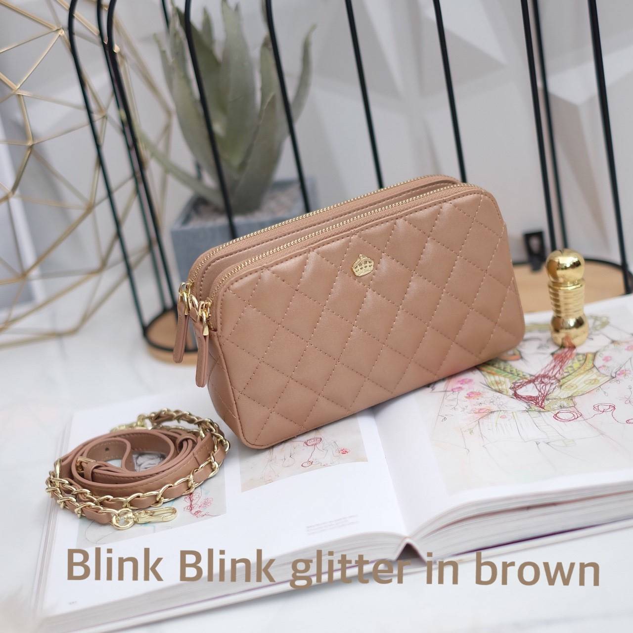 💥รุ่นขายดี มาเพิ่มแล้วค่า KEEP Carla รุ่นขายดีที่สุด ทรง น่ารักสุดๆ 💙 พร้อมสีCollection ใหม่ ‘’Blink Blink glitter ‘’ มีให้เลือกถึง 3 สี : Blink Blink glitter in Pink // Blink Blink glitter in Grey // Blink Blink glitter in Brown 👍