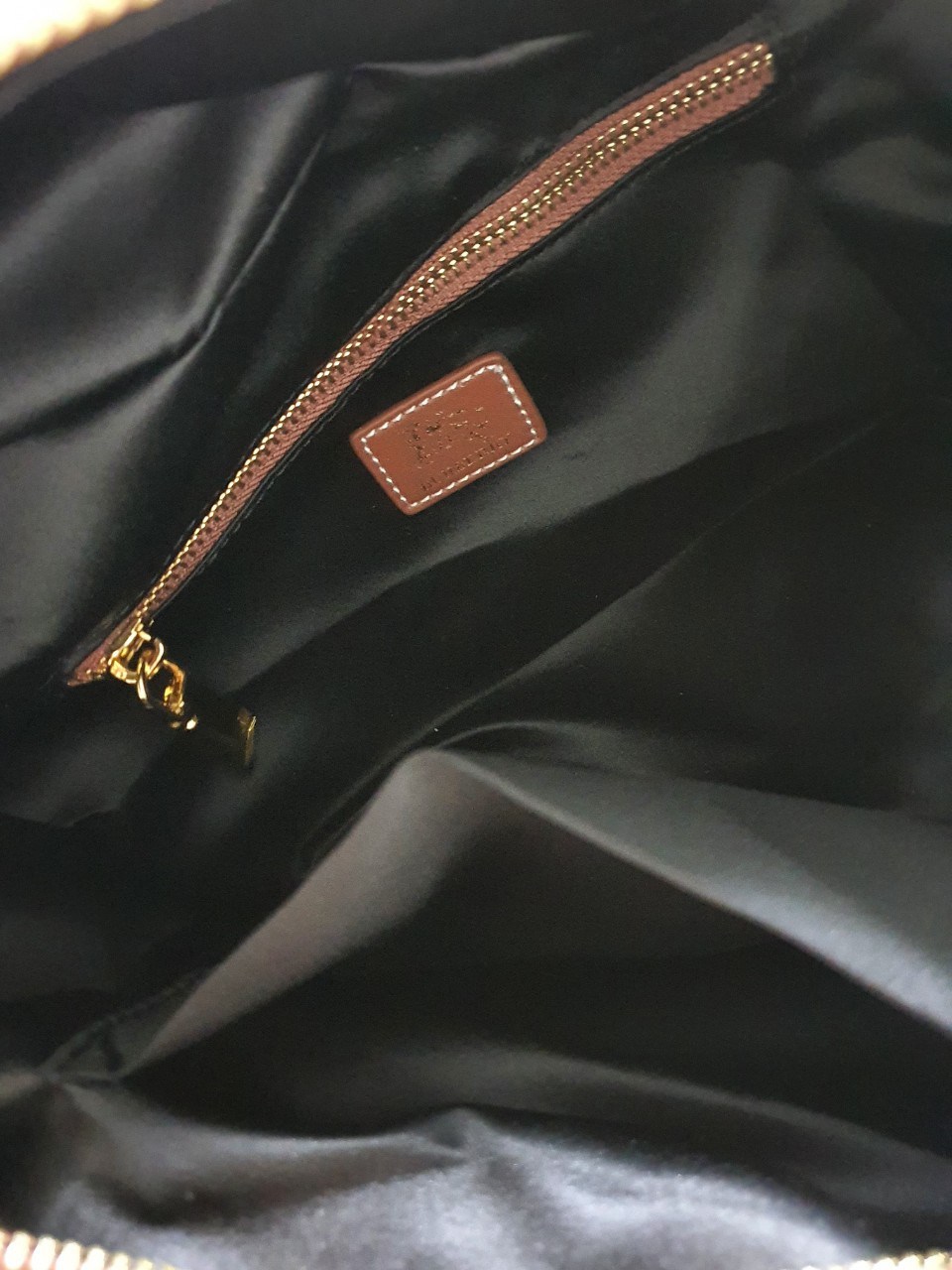 พรีเมี่ยมกิ๊ฟแท้ 100% 】BURBERRY PILLOW PRINT CANVAS BAG VIP GIFT WITH PURCHASE (GWP) กระเป๋าสะพายถือ พรีเมี่ยมกิ๊ฟ Limited Edition จากBURBERRY วัสดุผ้า CANVAS ตัดสลับหนังวัวแท้สีน้ำตาลเข้ม ทรงยอดฮิต ด้านในปิดปิดด้วยซิปอะไหล่ทอง