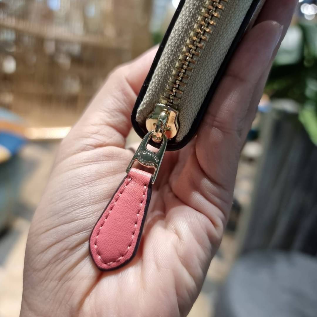 COACH ACCORDION ZIP WALLET IN SIGNATURE CANVAS WITH PRAIRIE ROSE / JUMBO FLORAL / CAMO ROSE FLORAL / MEDLEY BOUQUET PRINT ((F31572/F39189/F26290/F2859)) สวยคลาสสิคไม่มีใครเกิน!! กระเป๋าสตางค์ใบยาว ลวดลายสวย สีสันโดดเด่น วัสดุหนังแคนวาสเคลือบ เปิด-ปิดด้วยซ