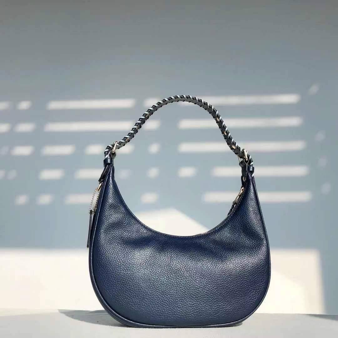 COACH BAILEY HOBO WITH WHIPSTITCH ((C4108//C1322)) พร้อมส่งที่ไทย!! สวยจริงไม่จกตาแน่นอนค่าา กระเป๋าทรงโค้ง ใช้แบบหิ้วหรือคล้องไหล่ก็ดูดี ใช้วัสดุหนังแท้ชั้นดี หนังสวยมากๆค่ะ ด้านหน้าใช้อะไหล่แบรนด์ตัวใหญ่ หรู ดูสะดุดตามีเดียว