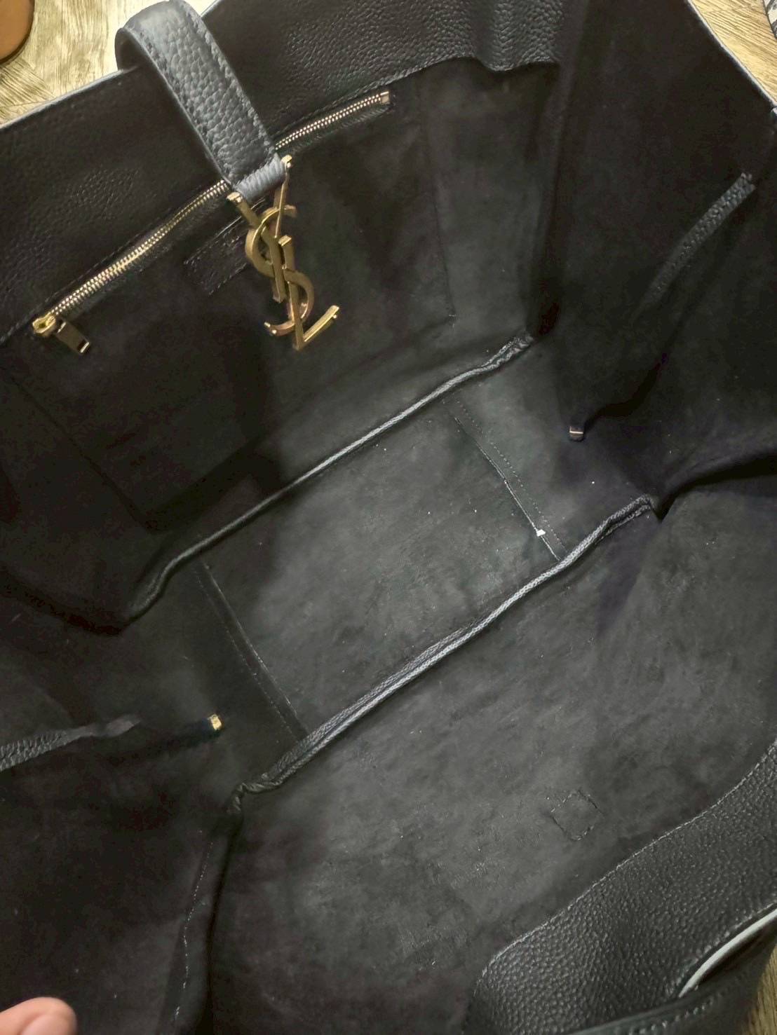 ORI หนังแท้ | YSL LE 5 À 7 BEA IN GRAINED LEATHER TOTE BAG กระเป๋าทรงโท้ทหนังแท้ลายเกรน สวยเด่นเป็นเอกลักษณ์ ดีไซน์เรียบแต่มาก สวยดูแพง ภายในโล่งกว้าง จุของได้เยอะ