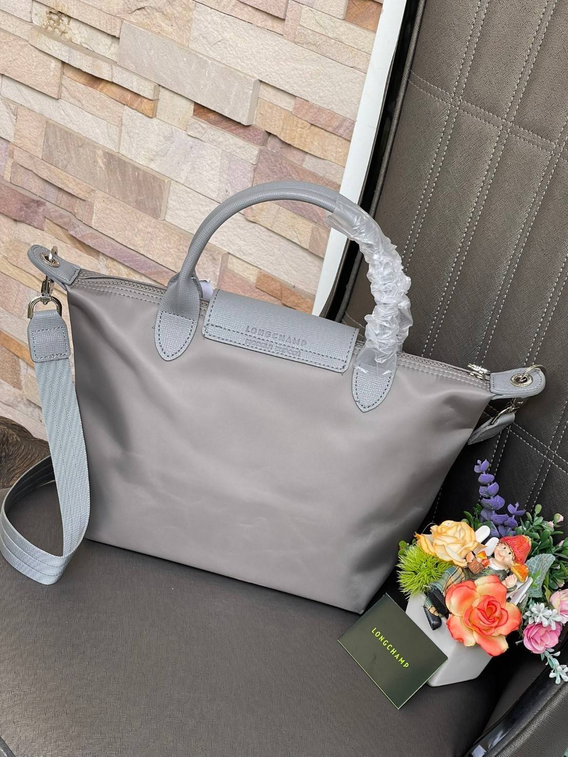Longchamp Le Pliage Neo Size S มาพบกับกระเป๋ารุ่นยอดนิยม ที่สาวๆ ต้องมีไว้เก็บไว้สักใบ กระเป๋าโท้ทใบนี้ มาพร้อมกับสีที่มีสไตล์เรียบง่าย มีสายสะพายยาวช่วยให้คุณสามารถสะพายไหล่ได้อย่างสบาย ในขณะที่ที่ปิดแบบซิปช่วยให้คุณมั่นใจได้ว่าของด้านในมีความปลอดภัย Le 