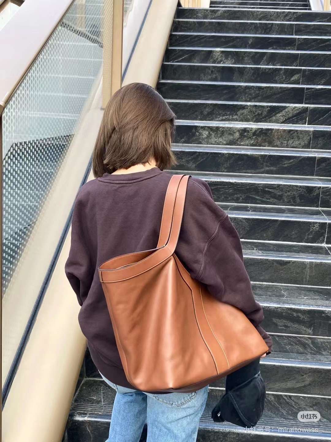 YSL Y TOTE IN LEATHER BAG กระเป๋าสะพายทรงโท้ทใบใหญ่ รุ่นใหม่ล่าสุด งานหนังแท้สวยเต็มใบ ดีไซส์เรียบหรูดูแพงอย่างแท้จริง ภายในโล่งกว้างมาก จุของได้เยอะสุด เอาใจสายแบกแต่ยังคงความหรูไว้ในตัวอย่างแน่นอน