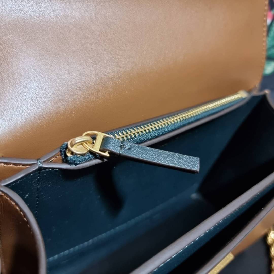 TORY BURCH ELEANOR SMALL CONVERTIBLE SHOULDER BAG ฮอตไอเท็ม รุ่นนี้ขายดีขายหมด สวยหรู คุณหนู ผู้ดี!! หายากมากแล้วน้า กระเป๋าสะพายข้าง ดีไซน์อยู่ทรง ขนาดกำลังสะดวกใช้สำหรับสาว วัสดุหนังแท้เต็มใบ สีทูโทน เปิด-ปิดด้วยแถบแม่เหล็ก ภายในแบ่งสัดส่วนได้เป็นอย่างด