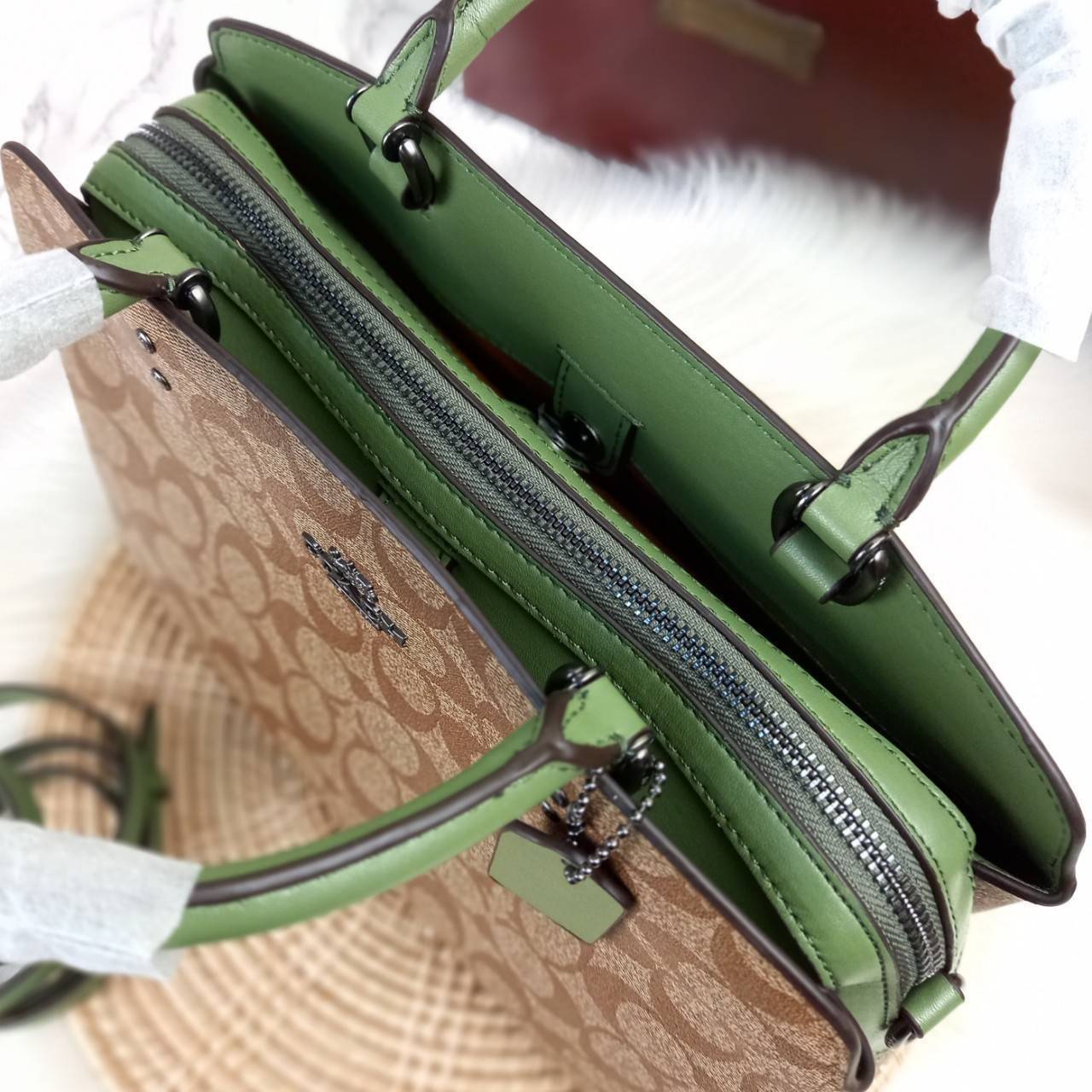 หัวใจจะวาย!! ละมุนมาก ลุคคุณหนูสุดๆ COACH MINI LILLIE CARRYALL (COACH F91494)🌺 ใช้ดีจนต้องบอกต่อ อีกแล้วจ้า ใครๆก็ถามหา😍>>>ทรงถัง รุ่นใหม่ 10 นิ้ว ขนาดกำลังดี เหมาะมือมาก มี 3 ช่องด้านใน ช่องกลาง เปิด-ปิด ด้วยซิป ส่วน 2 ช่องด้านข้