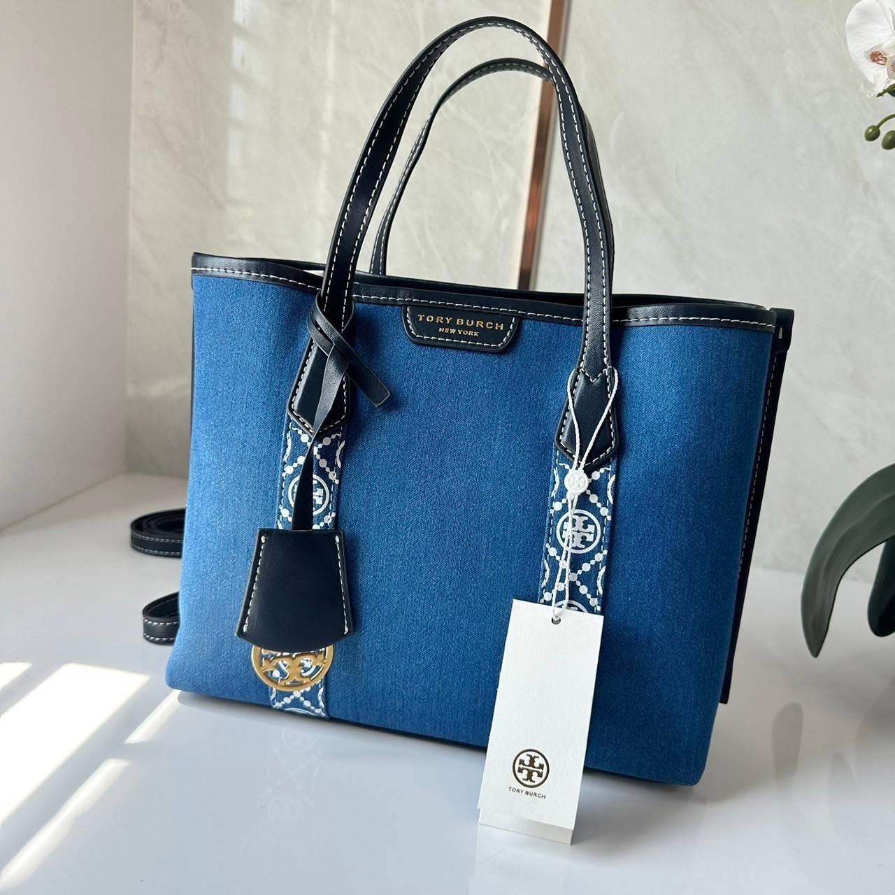 TORY BURCH PERRY DENIM TRIPLE-COMPARTMENT SMALL TOTE BAG กระเป๋าคล้องแขนและสะพายไหล่ทรงโท้ท คอลเลคชั่นใหม่ล่าสุด สวยหรู ลุคคุณนาย