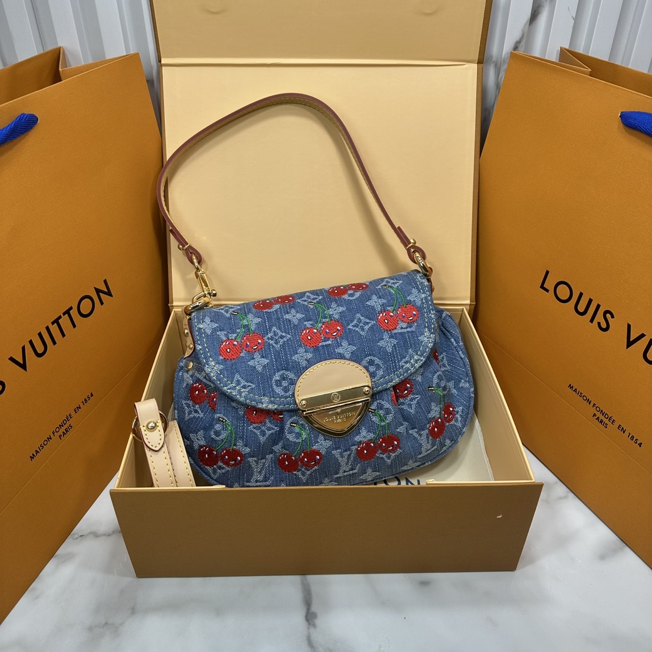 ORI หนังแท้ | LV x TM Sunset bag Monogram cherry denim กระเป๋าถือไอเท็มโดดเด่นมีชีวิตชีวา เดนิมปักลายเชอร์รี่สีสันสดใสสะดุดตาสะท้อนสไตล์ไอคอนิก