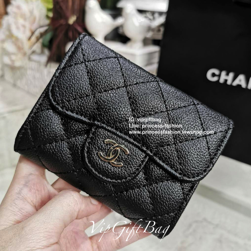 CHANEL SHORT WALLET VIP Gift With Purchase พรีเมี่ยมกิ้ฟ Chanel ไอเท็มนี้แนะนำค่ะ ลูกค้าสั่งพรีออเดอร์กันเยอะมาก วัสดุหนังด้านขึ้นลายตารางคลาสสิค ไม่มีเอ้าท์ เปิดปิดด้วยฝาปิด ด้านหน้าประดับโลโก้แบรนด์อะไหล่เงินสวยหรูดูดี ด้านหลังมีช่องใส่ของ ภายในมีช่องแบ