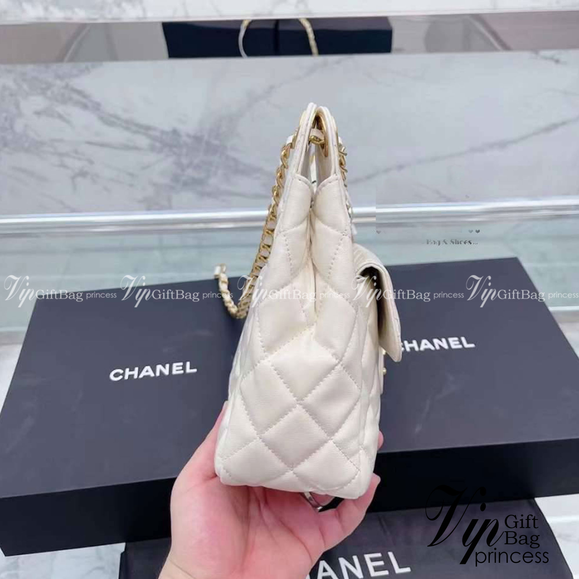 CHANEL SMALL HOBO BAG ใหม่ล่าสุดก่อนใคร กับคอลใหม่ลุคลูกคุณยอดฮิต Shiny Crumpled Calfskin & Gold-Tone Metal ตอบโจทย์ได้ทุกลุค ทุกไลฟ์สไตล์ ใช้งานได้ง่ายคล่องตัว กับกระเป๋าสะพายข้าง ปรับเปลี่ยนการใช้งานได้หลากหลาย ภายในเป็นช่องโล่ง สะพายไปเที่ยว ทำงาน ออกเ