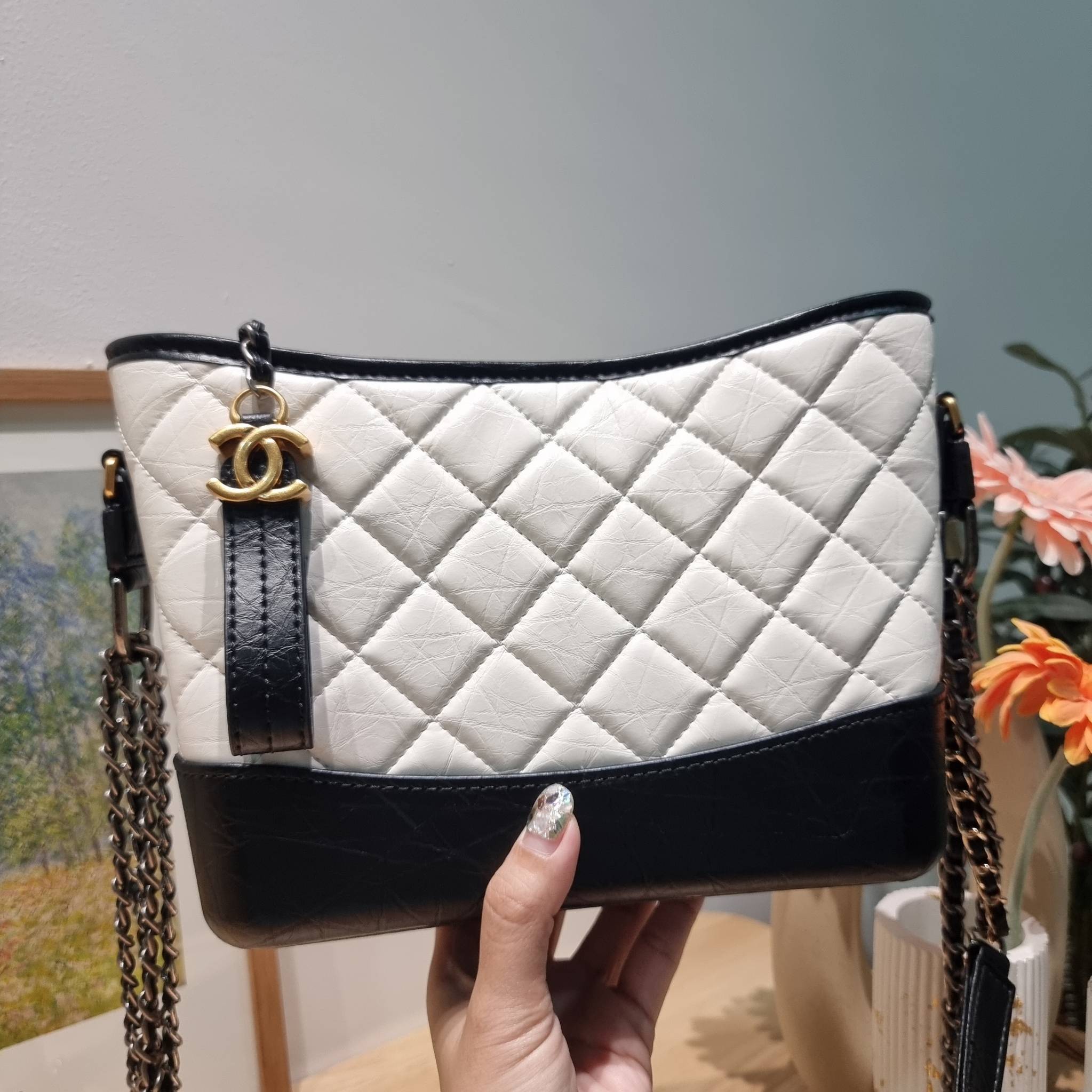 CHANEL Gabrielle Bag Medium สวยคลาสสิค No.1 ต้องยกให้ไอเท็มนี้เท่านั้น กับกระเป๋าสะพายซิกเนเจอร์ ดีไซน์ไม่เหมือนใคร เป็นเอกลักษณ์