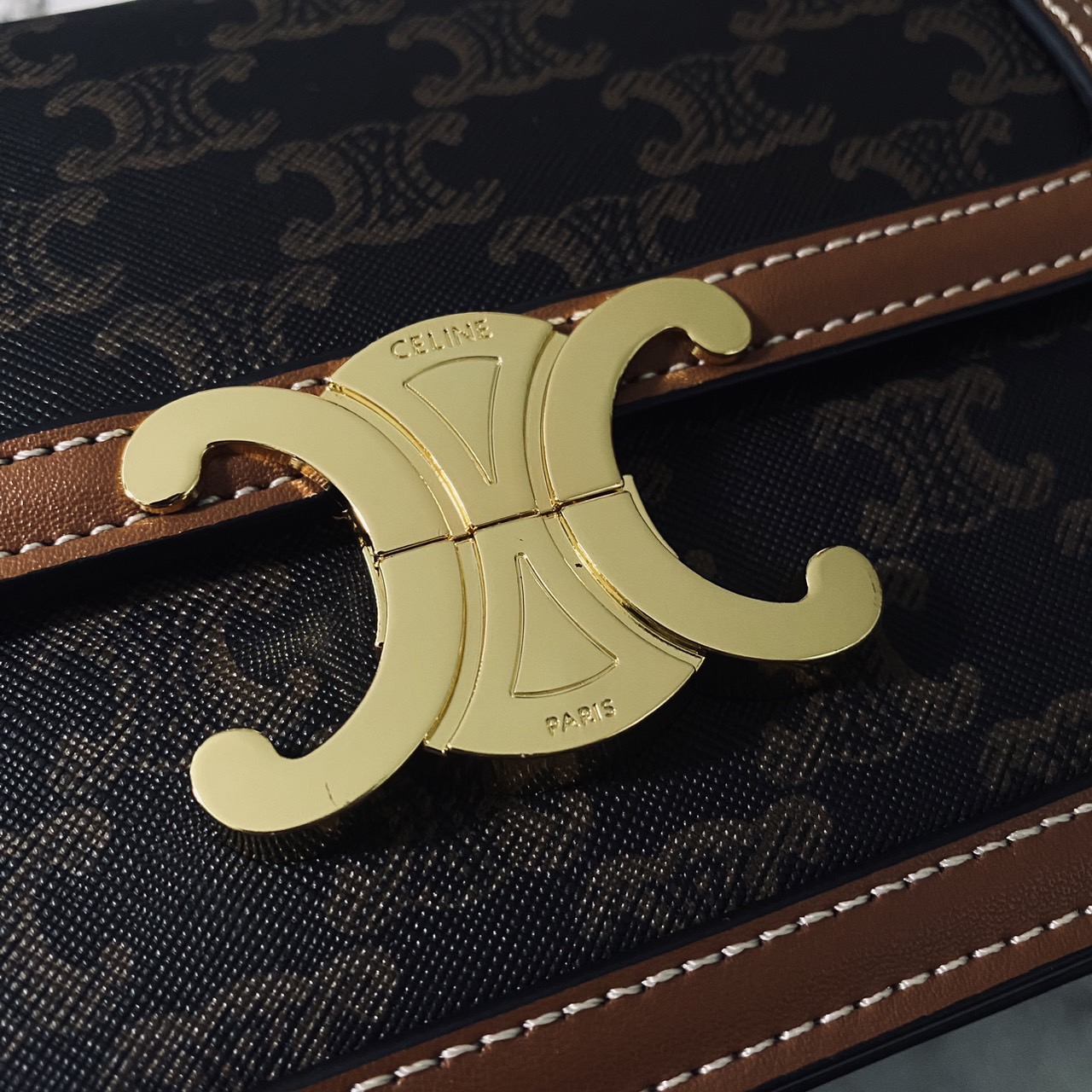 CELINE Teen Triomphe Bag 20cm กระเป๋าสะพายรุ่นยอดนิยม งานสวยอยู่ทรง ไม่มีไม่ได้เลยกับไอเท็มสุดคลาสสิค เนเชอรัลโทน ดูดี ดูแพง -- รับตัวแทนกระเป๋า