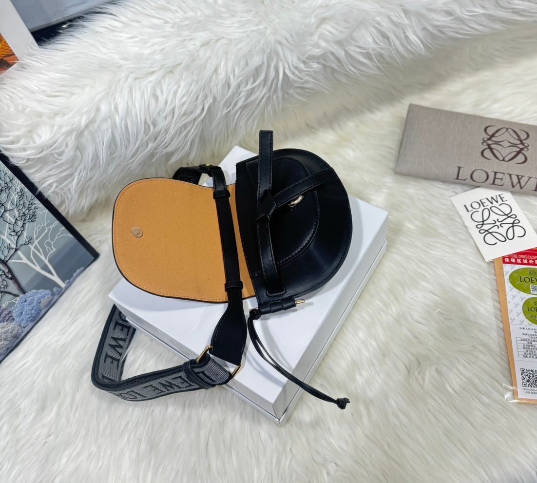 LOEWE Gate bag กระเป๋าสะพายทรงสวยสับสุดเริ่ดๆ ใช้ได้ทั้งหนุ่มๆและสาว คูลๆ สุดยอดแบรนด์ที่ดีไซน์เป็นเอกลักษณ์ โดดเด่น สวยหรู สไตล์คลาสสิค พร้อมสายสะพายสปอร์ต