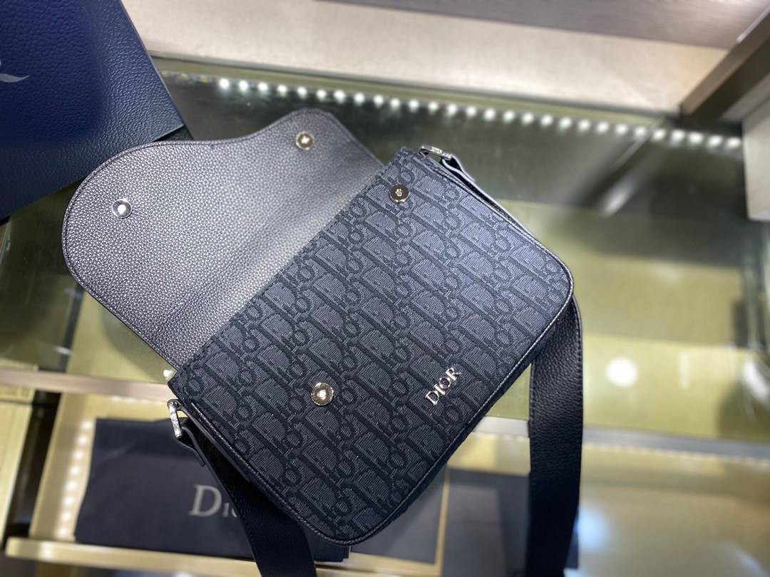 หนังแท้ DIOR MINI SADDLE MESSENGER BAG Beige and Black Dior Oblique Jacquard and Black Grained Calfskin พร้อมส่งที่ไทย งานหนังแท้และผ้าแจ็คการ์ดออริจินอล ภาพสินค้าถ่ายจากงานขายจริง ใช้งานต่างประเทศได้