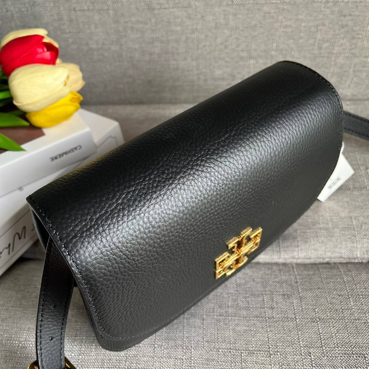 TORY BURCH BRLTTEN SMALL SADDLE BAG / Tory Burch Britten Flap Shoulder Bag กระเป๋าสะพายข้าง วัสดุหนังแกะแท้ ด้านหน้าประดับโลโก้แบรนด์ เปิด-ปิดกระเป๋าแบบกระดุมแป็กแม่เหล็กแน่นหนา ภายในมีช่องหลัก ใส่กระเป๋าเงินใบกลาง มือถือได้ทุกรุ่น มีช่องแยกใส่ของจุกจิกอี