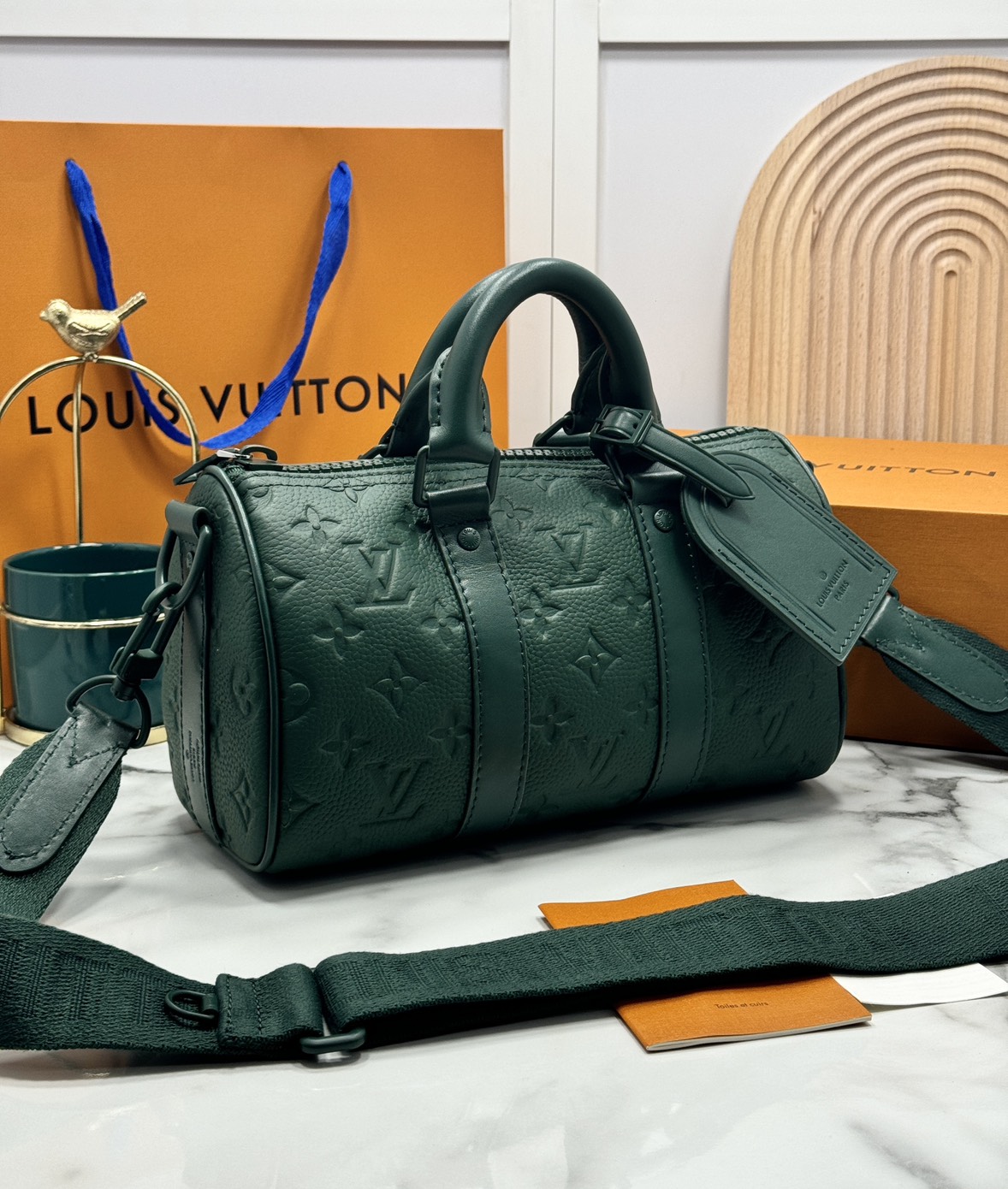 TOP ORI หนังแท้ | LV Keepall Bandoulière 25 กระเป๋าสะพายทรงหมอนสุดไอคอนิก หนังแท้ Taurillon ลายเกรน ฉลุลายโมโนแกรมสวยหรูคลาสสิก โทนสีหรูหราเข้ากันอย่างลงตัว