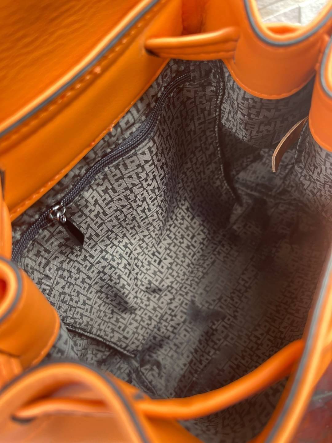 Longchamp Le Pliage Cuir Xs Leather Backpack แบรนด์ติดเทรนด์ตลอดไม่เคยเปลี่ยนกับ ทรง Le Pliage Cuir หนึ่งในตระกูลกระเป๋าสุดไอคอนิกจากแบรนด์ เมื่อรุ่น Le Pliage Cuir ในรูปแบบของหนังแกะ Metis ได้ถือกำเนิดขึ้นในปี 2012 เป้ที่มีการจัดการปรับดีไซน์ให้มีขนาดกำล