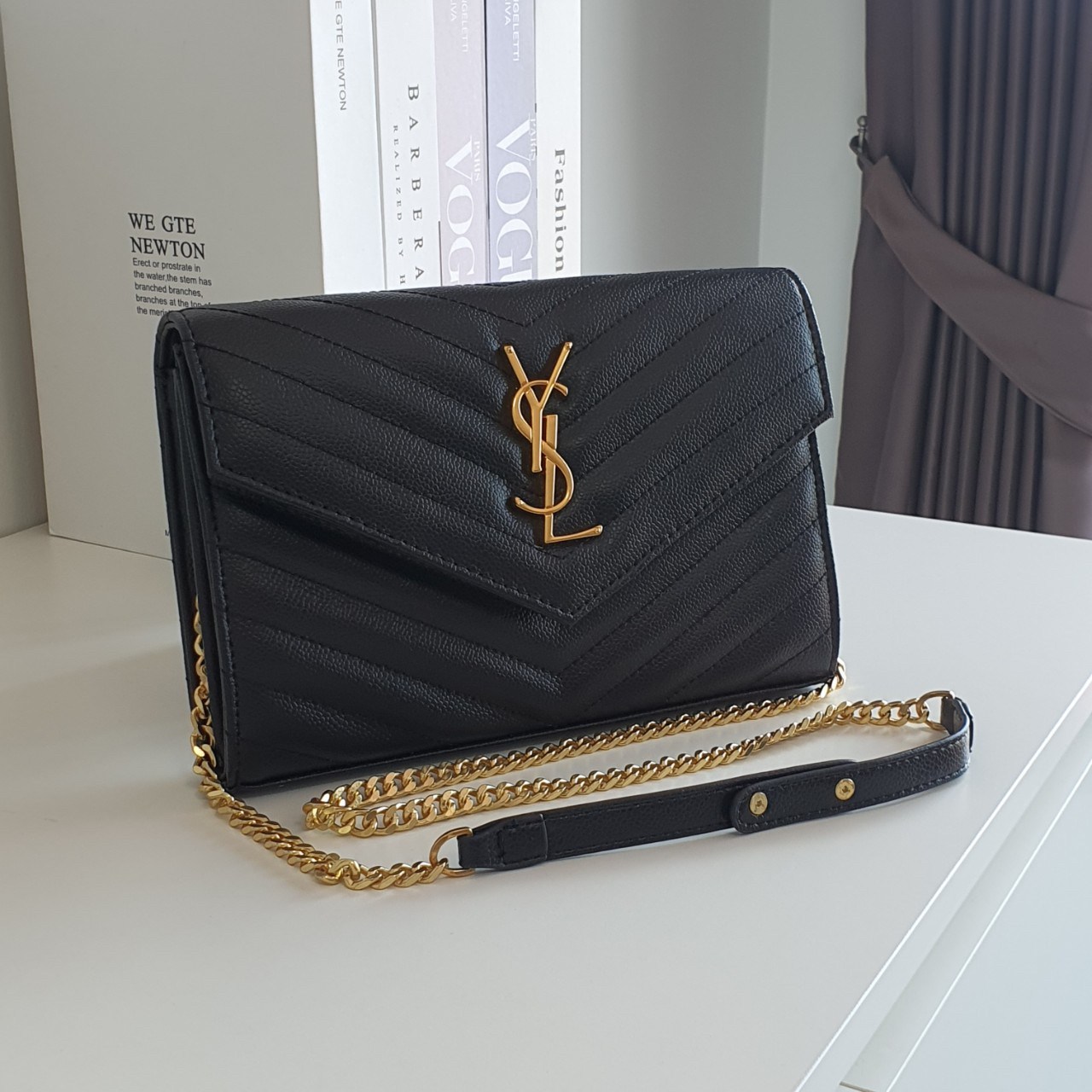 YVES SAINT LAURENT YSL BAG VIP GIFT WITH PURCHASE (GWP) พรีเมี่ยมกิ้ฟ Limited Edition จาก YSL DUTY FREE COUNTER วัสดุหนังแท้ลายคาเวียร์ ทรงหน้าจดหมายลายทาง สวยหรูมาก อะไหล่ทอง เปิดปิดด้วยกระดุมแม่เหล็ก ภายในโล่งมี2ช่องใหญ่ ช่องซิปใหญ่ มีที่ใส่บัตร12ใบ มาพ