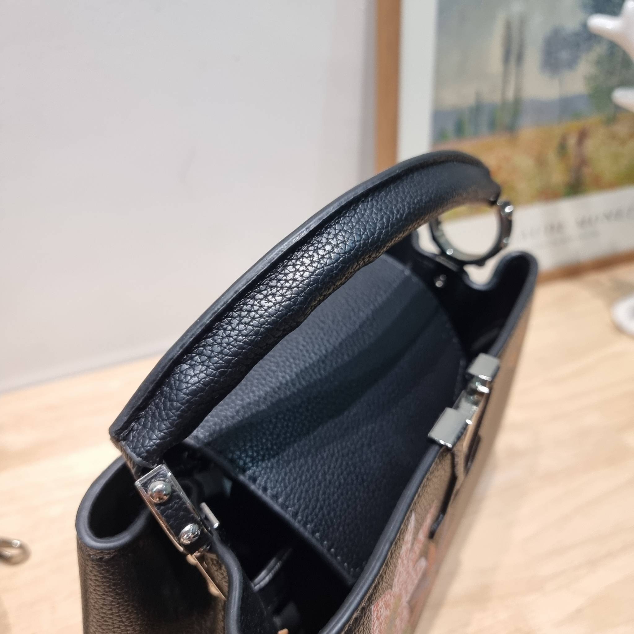 LV x YK Capucines BB / LV Bag พร้อมส่ง กระเป๋าถือสุดหรู ดีไซน์ทรงคลาสสิค ดีงามม้ากกกก!! มาพร้อมหูจับในตัว ด้วยรูปทรงวินเทจ งานปั้มสวยเป๊ะปังตามรูป **รอบนี้จัดราคาพิเศษสุดคุ้ม งานสวยเกินราคาค่ะ