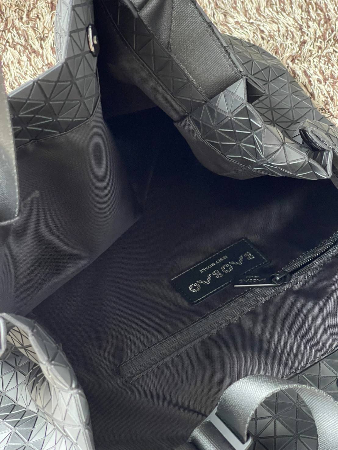 ORI 🥂 Baobao Issey Miyake Cart geometric tote bag / Miyake Cart Tote Bag รูปทรงที่สร้างขึ้นโดยบังเอิญ' เสื้อผ้าที่มีโครงสร้างและได้รับการออกแบบทางวิศวกรรมอันเป็นเอกลักษณ์ของแบรนด์ ส่งต่อไปยังเครื่องประดับที่น่าประทับใจและไร้กาลเวลาเหล่านี้ กร