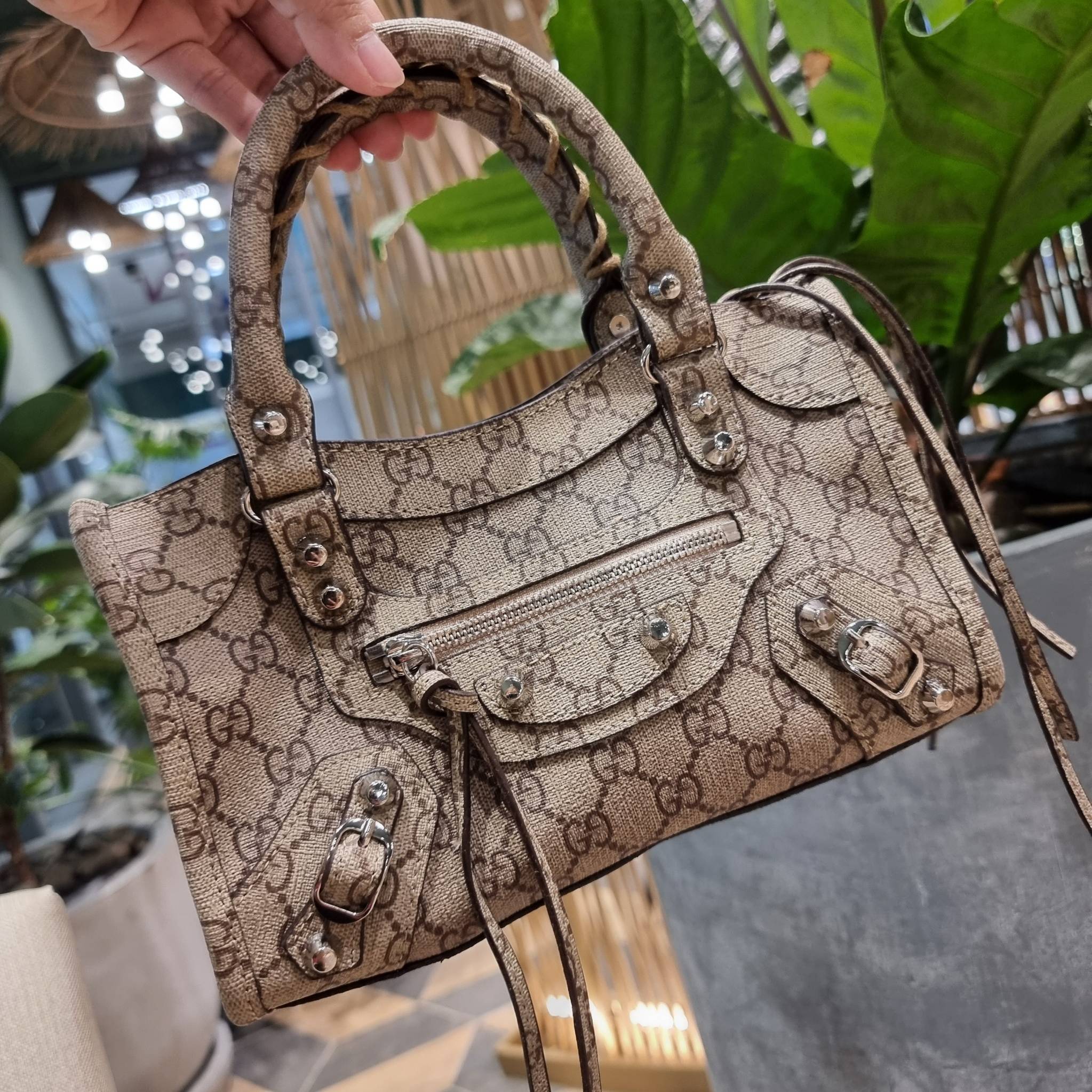 ไซส์ใหม่ กับรุ่นคอลแลบอีกหนึ่ง ที่ฮอตติดลมไม่เลิก!! Gucci×Balenciaga neo classic small bag กระเป๋าถือ/สะพายข้างที่โดดเด่นในสไตล์ที่ไม่ซ้ำ ไม่เกร่อ ดีไซน์มีกิมมิคและลูกเล่นแพรวพราว ทั้งหนังรูดซิป ทั้งหูจับ ทั้งความตกแต่ง มีดีเทลอัพราคาไปหมด วัสดุหนังแคนวาส