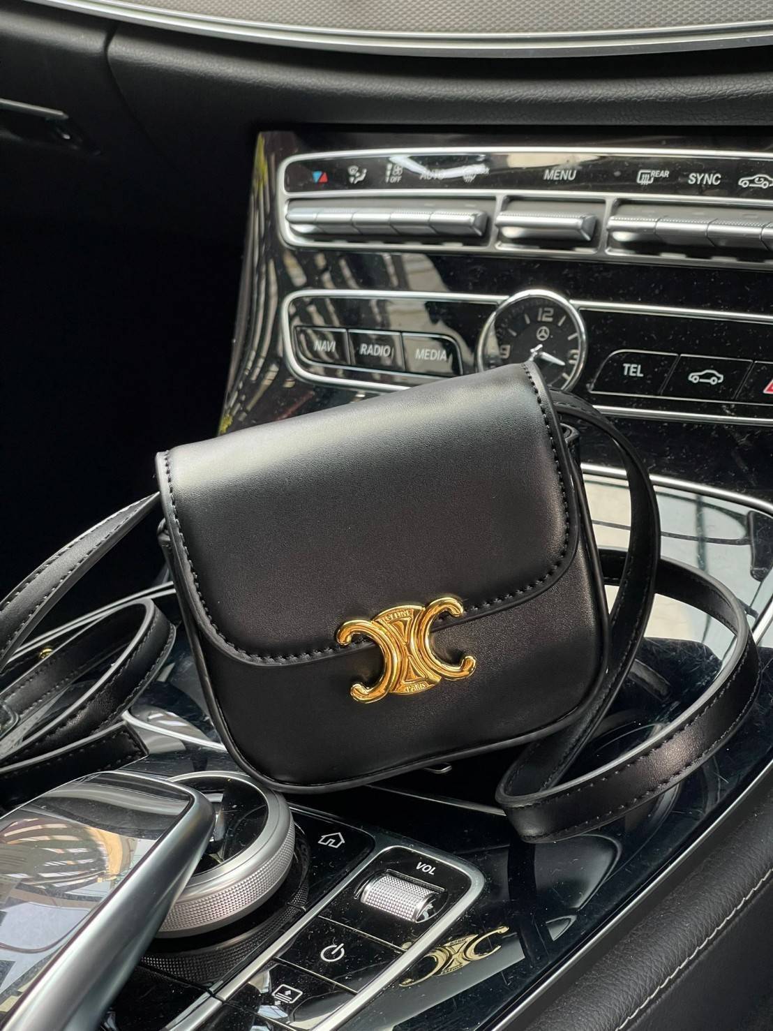 CELINE MINI TRIOMPHE IN TRIOMPHE CANVAS กระเป๋ามินิทรงชิค ดีไซน์รูปกล่องสุดแสนมินิมอล สามารถสะพายแบบ Crossbody และยังเป็น Belt Bagได้อีกด้วย วัสดุแคนวาสลาย Triomphe แบบไม่มีตกยุค ด้านหน้าโดดเด่นด้วยโลโก้สีทอง เป็นอีกหนึ่งตัวเลือกให้คุณเลือกสะพายในชีวิตประ