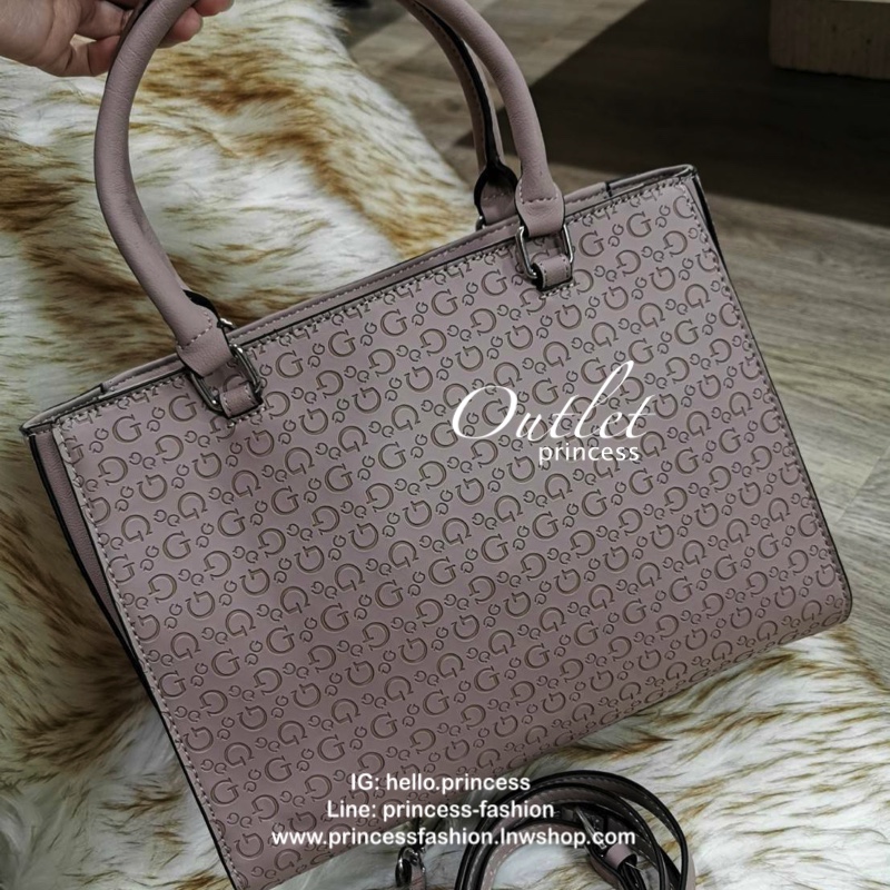 GUESS SINGNATURE SHOPPER BAG กระเป๋าถือหรือสะพายรุ่นล่าสุดจาก GUESS FACTORY หนังสวยอยู่ทรงปั้มลาย Singnature Brand รอบใบ ด้านหน้าประดับโลโก้แบรนด์ หูหิ้วเเข็งเเรงพับลงได้ เปิดปิดด้วยซิปสะดวกใช้ ขนาดกำลังดี ภายในมีช่องซิปและช่องใส่ของ กว้างและจุ น้ำหนักเบา