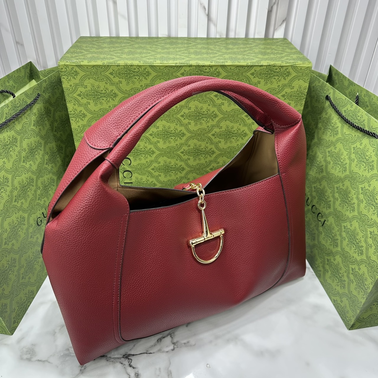 Gucci Softbit maxi shoulder bag โฉมใหม่ล่าสุด กับกระเป๋าสะพายรูปทรงใหม่เรียบหรูด้วยหนังลายเกรน ใบใหญ่จุใจพร้อมใบลูกเข้าเซ็ท ตกแต่งอะไหล่ Horsebit ครึ่งรูปขนาดใหญ่ด้านหน้าสวยหรูโดดเด่น สวยผู้ดี ดารา เซเลปใช้กันเพียบ