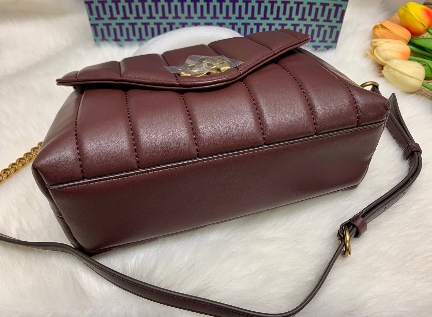 TORY BURCH KIRA QUILTED SMALL BAG พร้อมส่งที่ไทย ไม่ผิดหวังแน่นอนค่ะ! กระเป๋าหิ้วหรือสะพายข้างได้ วัสดุหนังแกะแท้ทั้งใบ ((หนังแกะจะมีคุณภาพดีเงานิ่มและแพงกว่าหนังวัวจ้า)) หนังนิ่มสวยงามมากๆค่ะ เปิดปิดกระเป๋าแบบหมุนล็อคแบบโลโก้แบรนด์ ใช้อะไหล่คลาสสิคดูหรูเ