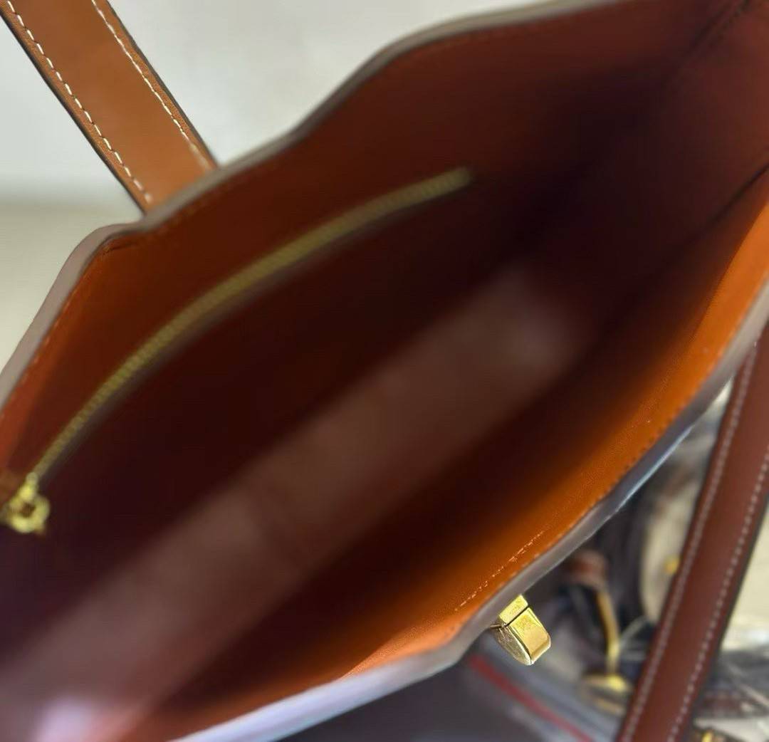 ORI หนังแท้ | CELINE CAMILLE 16 SOFT BAG IN SMOOTH กระเป๋าทรงโฮโบที่ตัวแม่ตัวมัมใช้กันเยอะสุดๆ ด้วยรูปทรงยอดนิยม สะดวกใช้ด้วยอะไหล่บิดล็อค สีทองสวยโดดเด่น