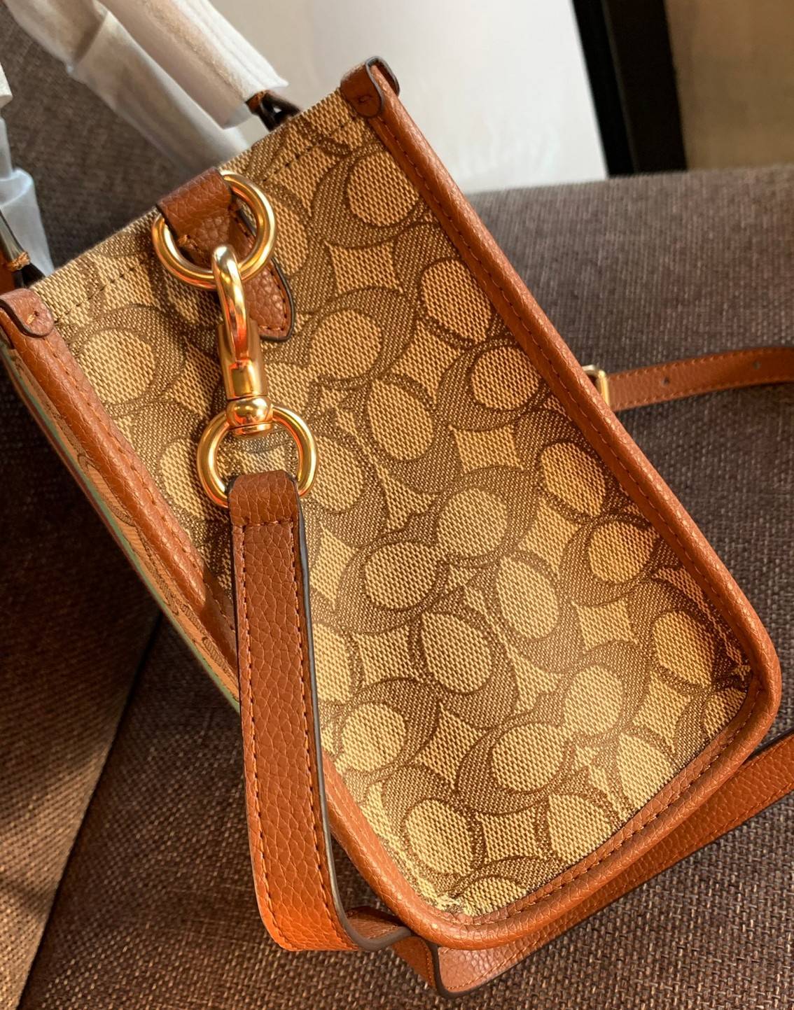 สวยๆอย่างนี้อดใจยังไงไหว!! Coach Dempsey Tote 21 In Signature Jacquard With Stripe And Coach Patch ((C5637)) ✈️พร้อมส่งความสวย! คุณภาพจัดเต็มเลยค่ะ กระเป๋าทรงTote ไซด์กลางๆ วัสดุ Jackquard+หนังแท้ ได้ลงตัวสวยงาม 🔺สีคอลเลคชั่นใหม่ล่าสุด! ด้า