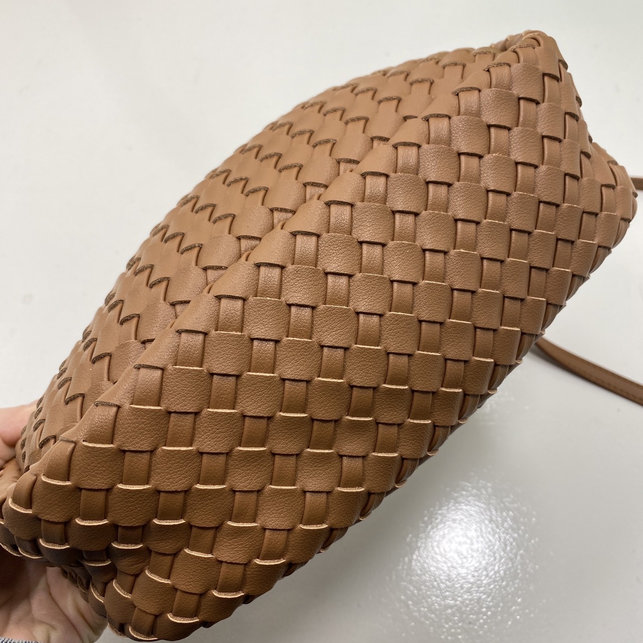 BOTTEGA intrecciato leather Snap Handle Handbag กระเป๋าถือ/สะพาย ดีไซส์สานเป็นเอกลักษณ์ หูจับในตัว หนังสวยงาม เกรดออริ สลับแท้ 1:1 ใช้งานต่างประเทศได้