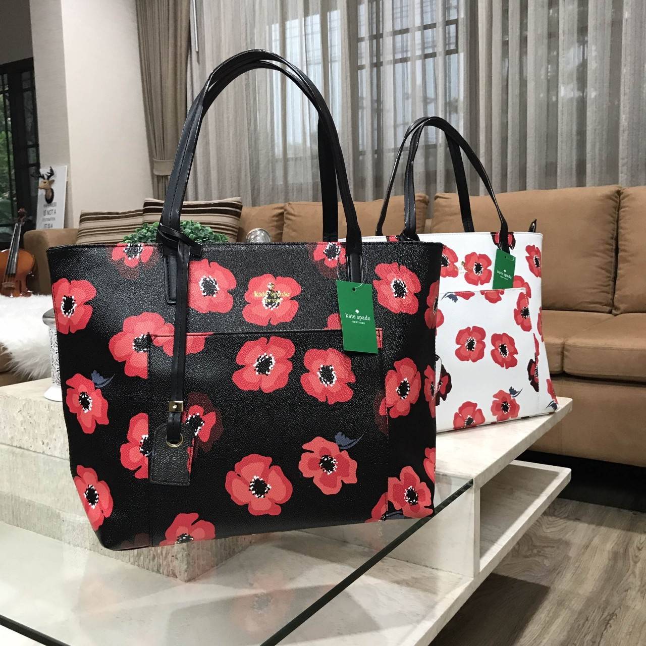 KATE SPADE New York Hyde Lane Poppies Riley Rose Tote Bag กระเป๋าสะพายทรง Tote Bag หนังสวยอยู่ทรงคอลเลคชั่น ดอก Poppies ห้อย TAG ที่หูกระเป๋าด้านหน้าประดับโลโก้ มีช่อง หน้าใส่ของได้ ภายในมีช่องซิป และช่องใส่มือถือ กว้างและจุ ใส่ ipad, notebook, เอกสาร A4 