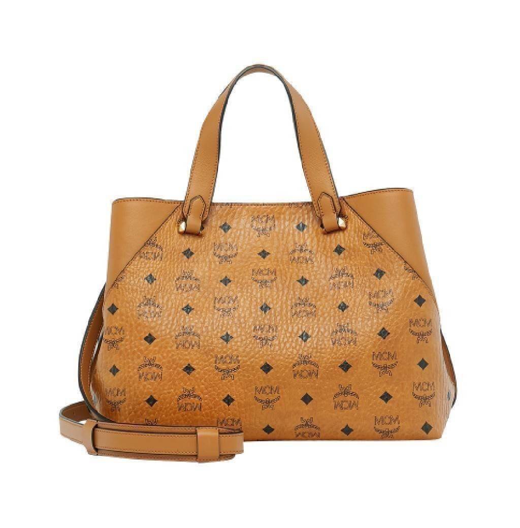 M.C.M ESSENTIAL TOTE IN VISETOS ความจุใจมาพร้อมเสิร์ฟแล้วจ้า ใครที่มองหากระเป๋าทรงโท้ทจุๆ ต้องใบนี้เลย!! กระเป๋าสะพายไหล่/ข้าง ดีไซน์ทรงสวยน่าใช้ วัสดุหนังแคนวาสสลับหนังแท้ ปากกระเป๋ามีตัวบิดล็อคแน่นหนากันของหล่นออกจากกระเป๋า ภายในโล่งกว้าง แบ่งสัดส่วนอย่