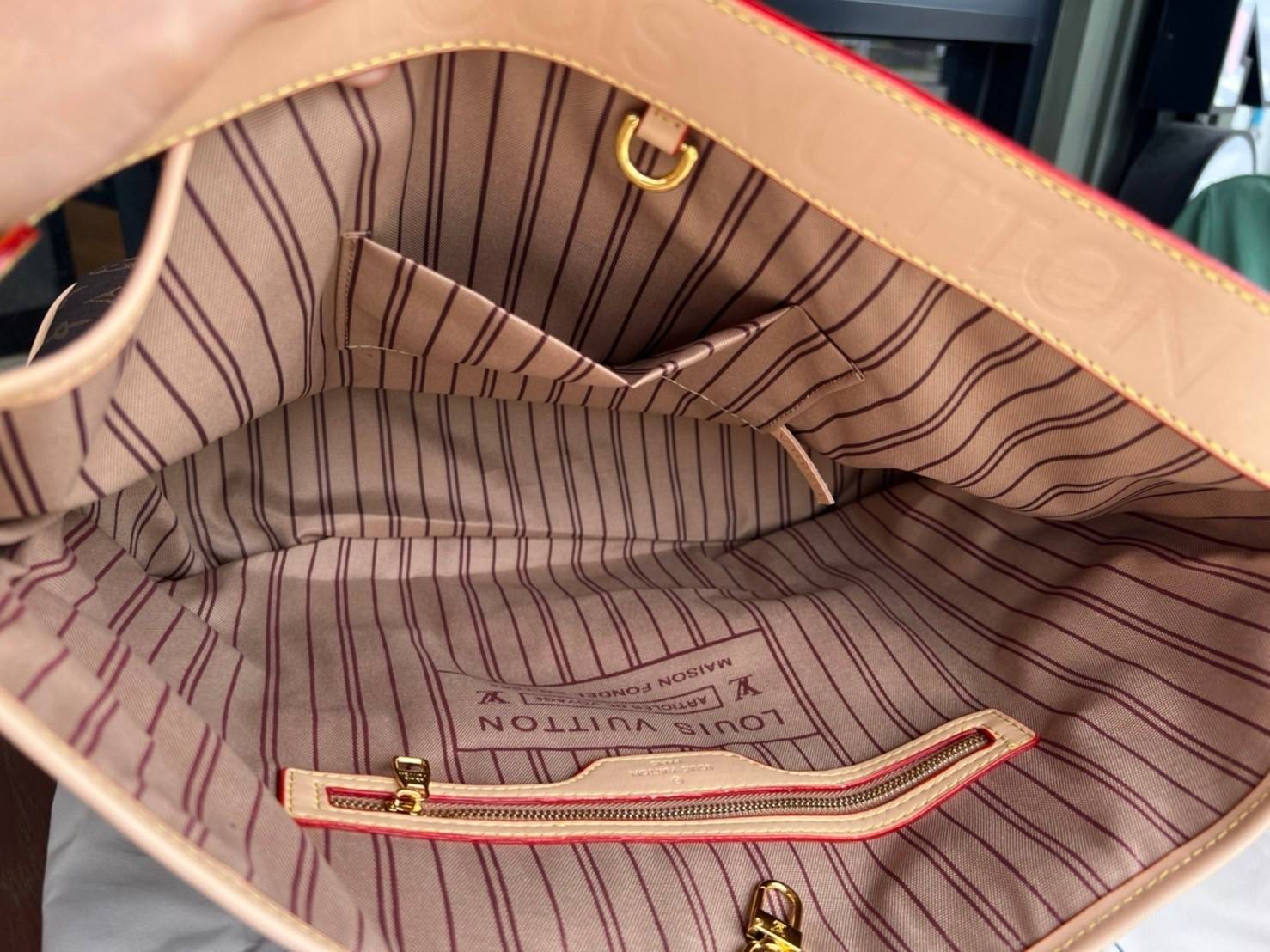 Louis Vuitton Monogram Delight Canvas กระเป๋าสะพายข้างทรงสูงใบใหญ่หนังแกะสังเคราะห์ หูหิ้วปั้มโลโก้ ด้านในมี1ช่องซิป 1ช่องใส่ของจุกจิ๊ก อะไหล่ทองหรูหรา มีสายยาว ถอดสายได้ ปรับระดับได้ จุของได้เยอะ หรูหรา สวยงาม เหมาะกับทุกโอกาศ ต้องมีติดตู้ห้ามพลาดเลยค่า