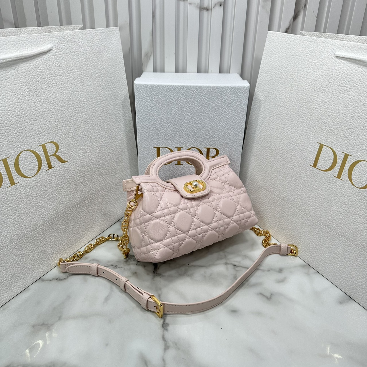 ORI หนังแท้ | Dior Jolie Top Handle Mini Bag กระเป๋าสะพายโจลี่ไซส์มินิหูจับในตัว ดีไซน์หรูหรา โดดเด่นด้วยฝาพับโลหะสีทอง ประดับมุกเรซินสีขาว มาพร้อมสายโซ่มีหนังรองบ่า สะพายไหล่หรือสะพายข้างได้ ทั้งกลางวันและกลางคืน