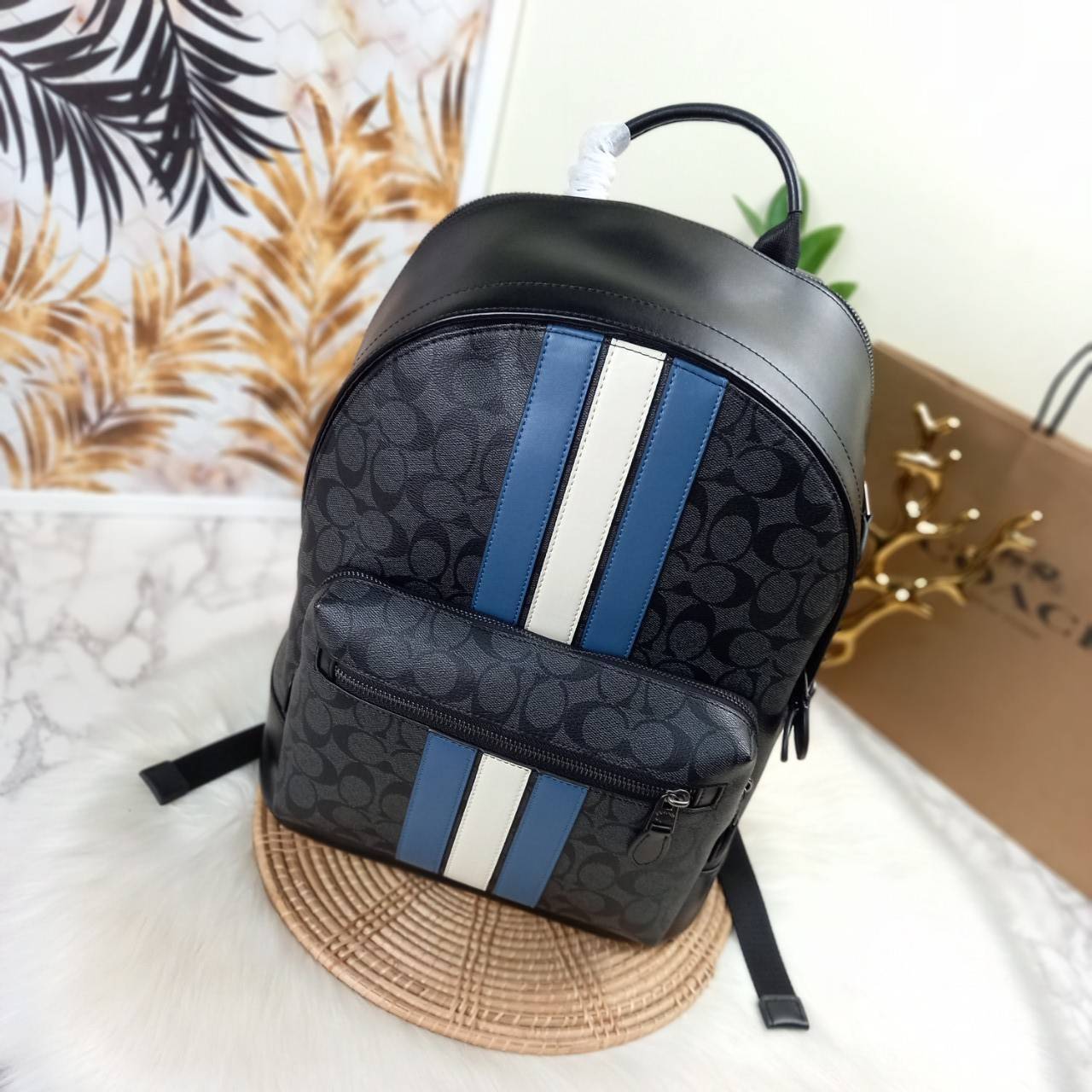 COACH WEST BACKPACK IN SIGNATURE CANVAS WITH VARSITY STRIPE (COACH 3001)😎กระเป๋าเป้ กระเป๋าสะพาย รุ่นหายาก ที่มีมาไม่บ่อย// วัสดุแคนวาส ผสมหนังแท้ หนังนิ่ม ทรงสวย จุของได้เยอะ ลาย SIGNATURE โดดเด่น ดูดีม๊าก!!// มีช่องหลัก แยกเป็น 2 ช่อง สามารถแยกเ