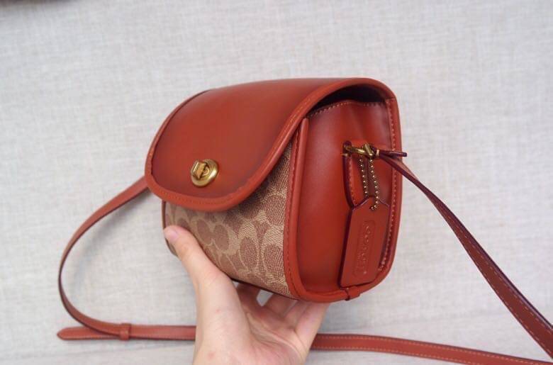 COACH Turnlock Lunchbox Pouch In Signature Canvas COACH Lady กระเป๋าสะพาย FM1981-144