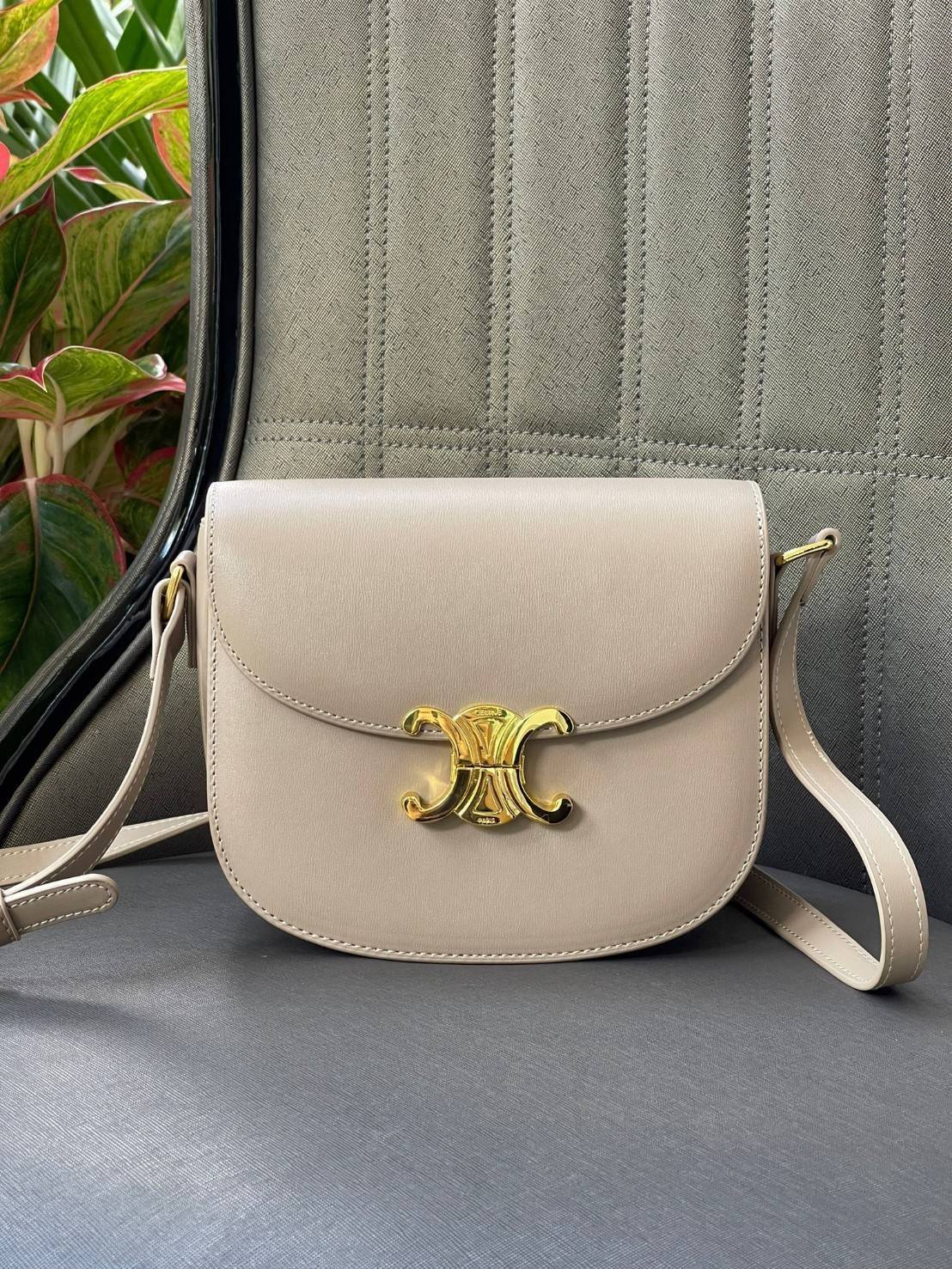 VIP 🥂 CELINE TEEN BESACE TRIOMPHE IN SHINY กระเป๋าสะพายคาดลำตัวรุ่นนี้นับว่าเป็นกระเป๋าอีกหนึ่งรุ่นในซีรีส์ Triomphe ที่ได้รับความนิยมอย่างมาก ด้วยรูปร่างทรงโค้งมนมีความคลาสสิกตามแบบฉบับของ Celine เพิ่มความหรูหราและโดดเด่นด้วยการตกแต่งด้วยโลโก้โลห