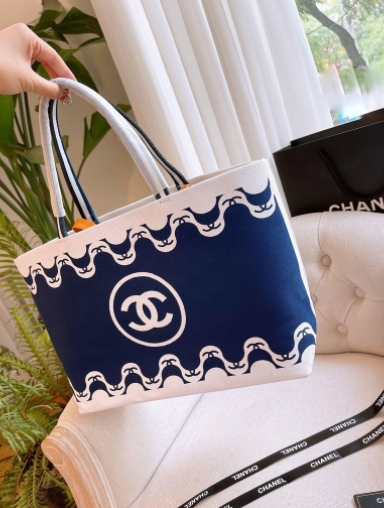 VIP 】CHANEL Spring Tote Blue Striped Beach Bag กระเป๋าทรง Shopping ใบใหญ่กำลังดี วัสดุผ้าแคนวาสตัดเย็บด้วยการเดินด้ายสวยงามเลอร์ค่ามาก สีน้ำเงินในลุคสดใส ไปทะเลได้แบบคูลๆ จุของได้เยอะ Rare items เด็ดๆแบบนี้ควรค่าเเก่การสะสมสาวก Chanel ห้ามพลาดค่ะ!
